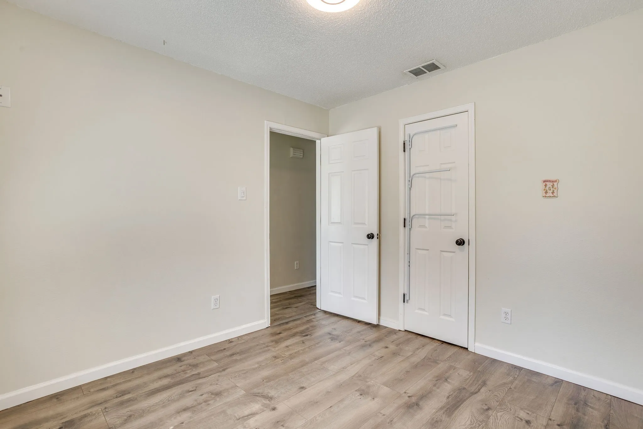 Single Family Residence For Sale in Tarrant County , 6411 Brooklawn Drive, Arlington, Texas 76018, 3 Bedroom, 2 Bathroom, 2 Garage spaces, 1,117 Sqft, built in 1987, Price $350,000, mls#21358590, Real Estate Agent in Arlington, Homes For Sale in Tarrant county, Homes For Sale in Arlington, Realtor in Arlington Texas, Real Estate Brokerage Independent Realty Texas, Luminita Cordes Realtor
