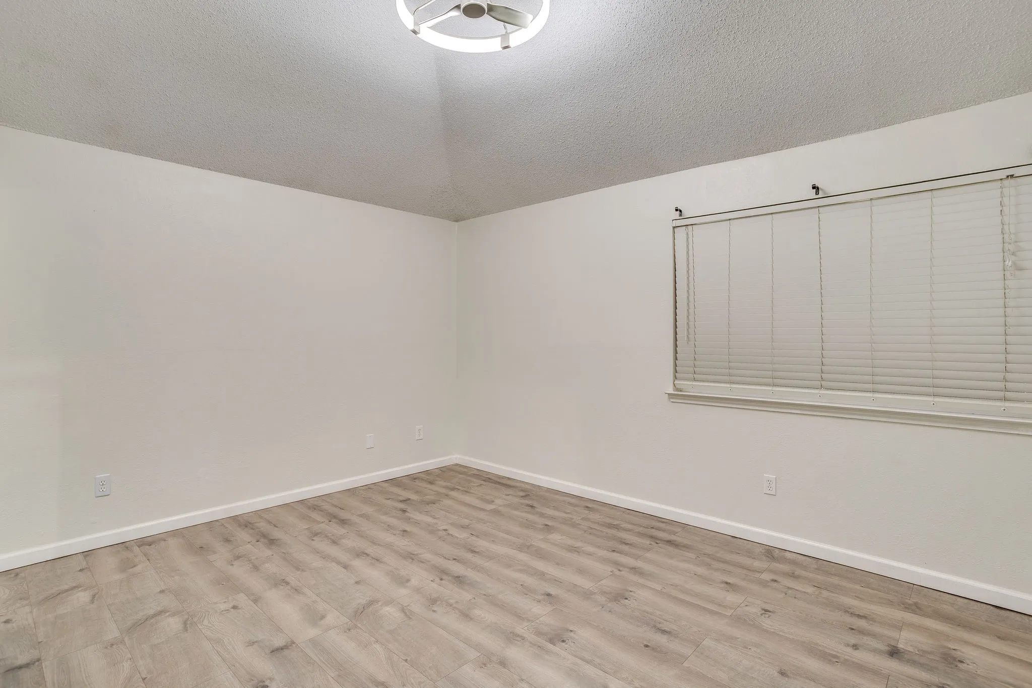 Single Family Residence For Sale in Tarrant County , 6411 Brooklawn Drive, Arlington, Texas 76018, 3 Bedroom, 2 Bathroom, 2 Garage spaces, 1,117 Sqft, built in 1987, Price $350,000, mls#21358590, Real Estate Agent in Arlington, Homes For Sale in Tarrant county, Homes For Sale in Arlington, Realtor in Arlington Texas, Real Estate Brokerage Independent Realty Texas, Luminita Cordes Realtor