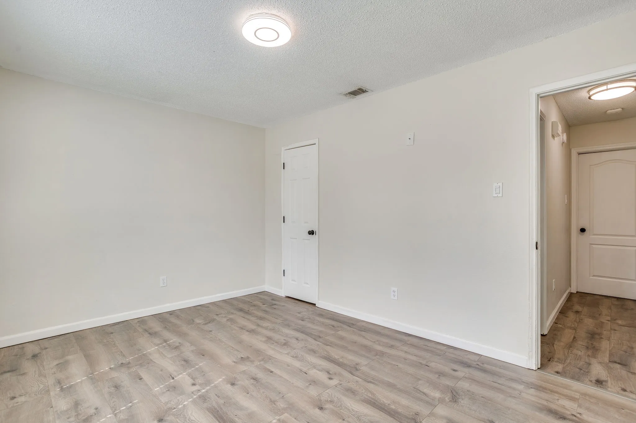 Single Family Residence For Sale in Tarrant County , 6411 Brooklawn Drive, Arlington, Texas 76018, 3 Bedroom, 2 Bathroom, 2 Garage spaces, 1,117 Sqft, built in 1987, Price $350,000, mls#21358590, Real Estate Agent in Arlington, Homes For Sale in Tarrant county, Homes For Sale in Arlington, Realtor in Arlington Texas, Real Estate Brokerage Independent Realty Texas, Luminita Cordes Realtor