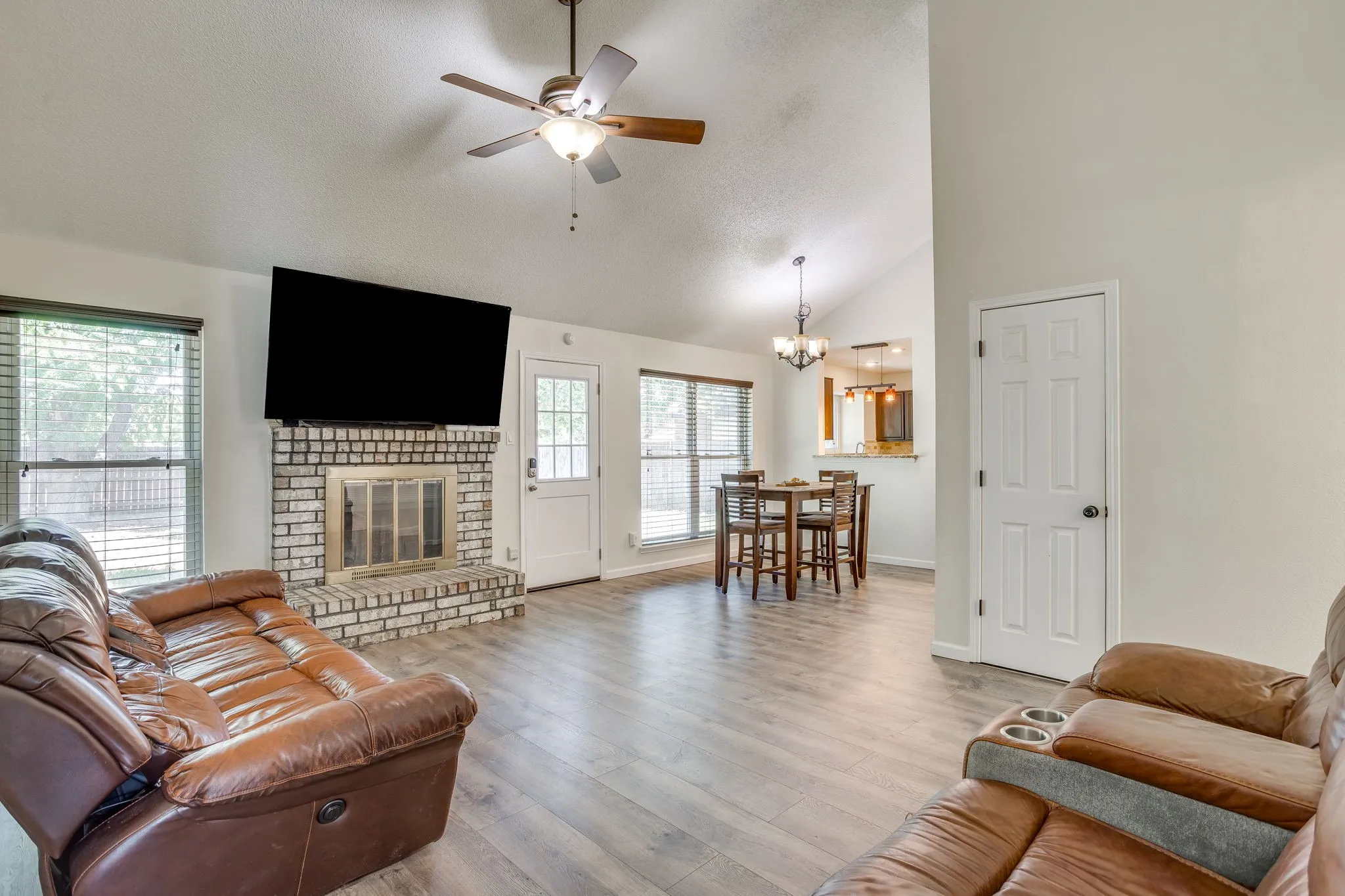 Single Family Residence For Sale in Tarrant County , 6411 Brooklawn Drive, Arlington, Texas 76018, 3 Bedroom, 2 Bathroom, 2 Garage spaces, 1,117 Sqft, built in 1987, Price $350,000, mls#21358590, Real Estate Agent in Arlington, Homes For Sale in Tarrant county, Homes For Sale in Arlington, Realtor in Arlington Texas, Real Estate Brokerage Independent Realty Texas, Luminita Cordes Realtor