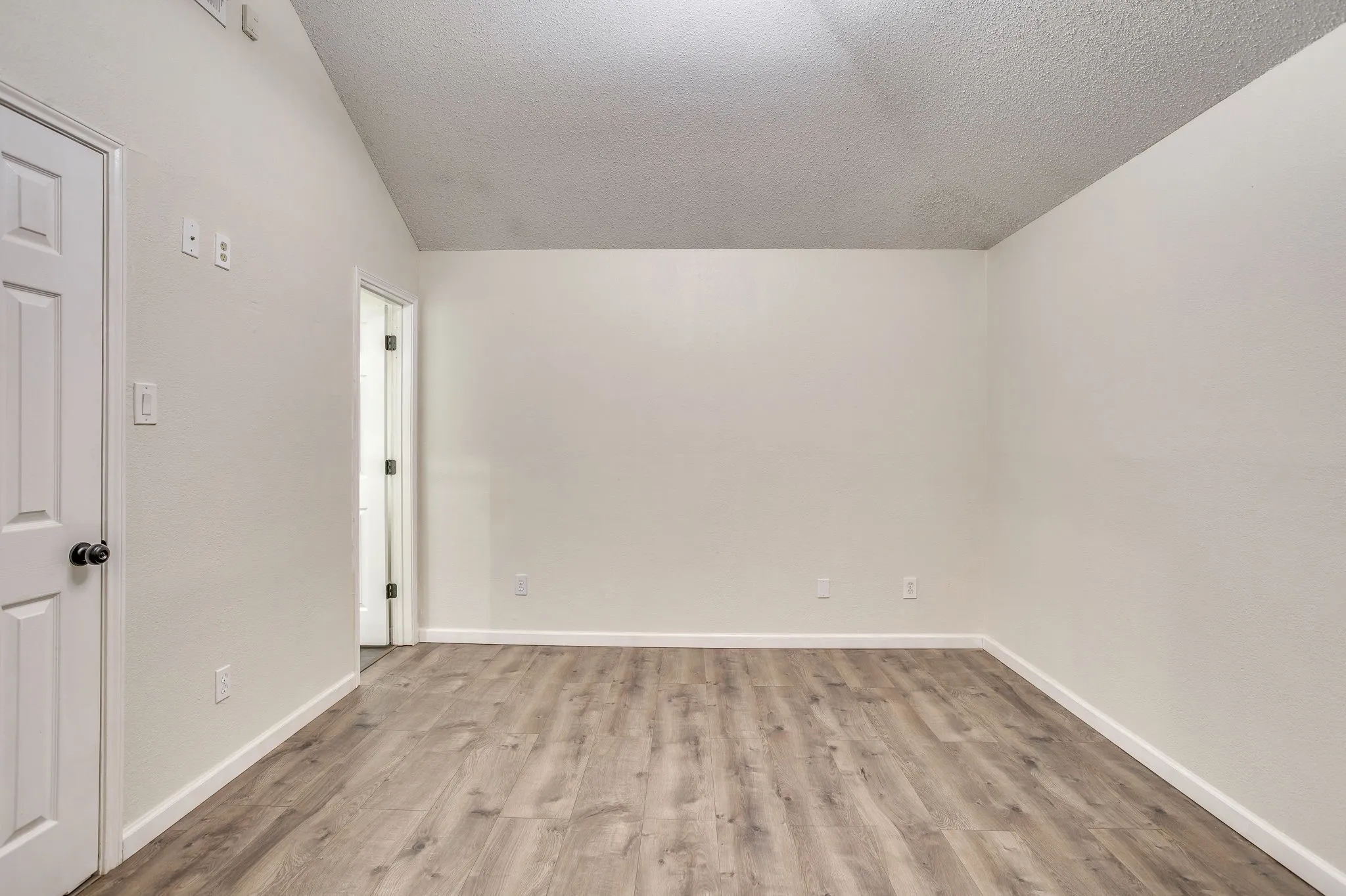 Single Family Residence For Sale in Tarrant County , 6411 Brooklawn Drive, Arlington, Texas 76018, 3 Bedroom, 2 Bathroom, 2 Garage spaces, 1,117 Sqft, built in 1987, Price $350,000, mls#21358590, Real Estate Agent in Arlington, Homes For Sale in Tarrant county, Homes For Sale in Arlington, Realtor in Arlington Texas, Real Estate Brokerage Independent Realty Texas, Luminita Cordes Realtor