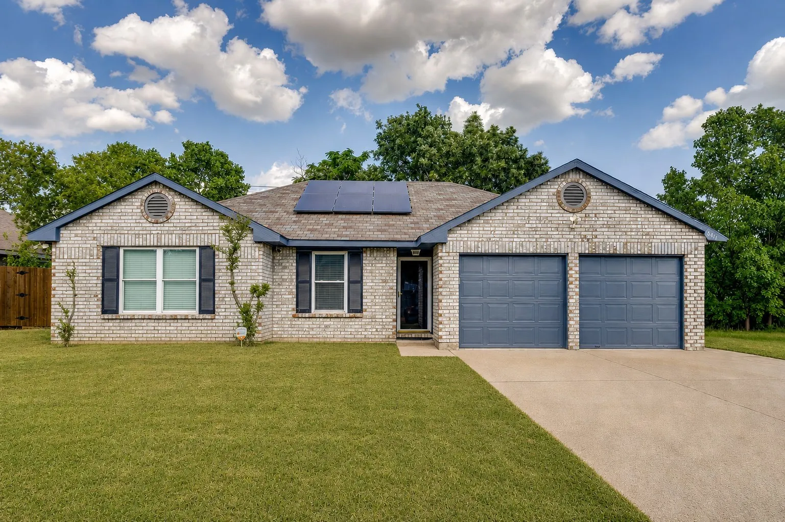Single Family Residence For Sale in Tarrant County , 6411 Brooklawn Drive, Arlington, Texas 76018, 3 Bedroom, 2 Bathroom, 2 Garage spaces, 1,117 Sqft, built in 1987, Price $350,000, mls#21358590, Real Estate Agent in Arlington, Homes For Sale in Tarrant county, Homes For Sale in Arlington, Realtor in Arlington Texas, Real Estate Brokerage Independent Realty Texas, Luminita Cordes Realtor