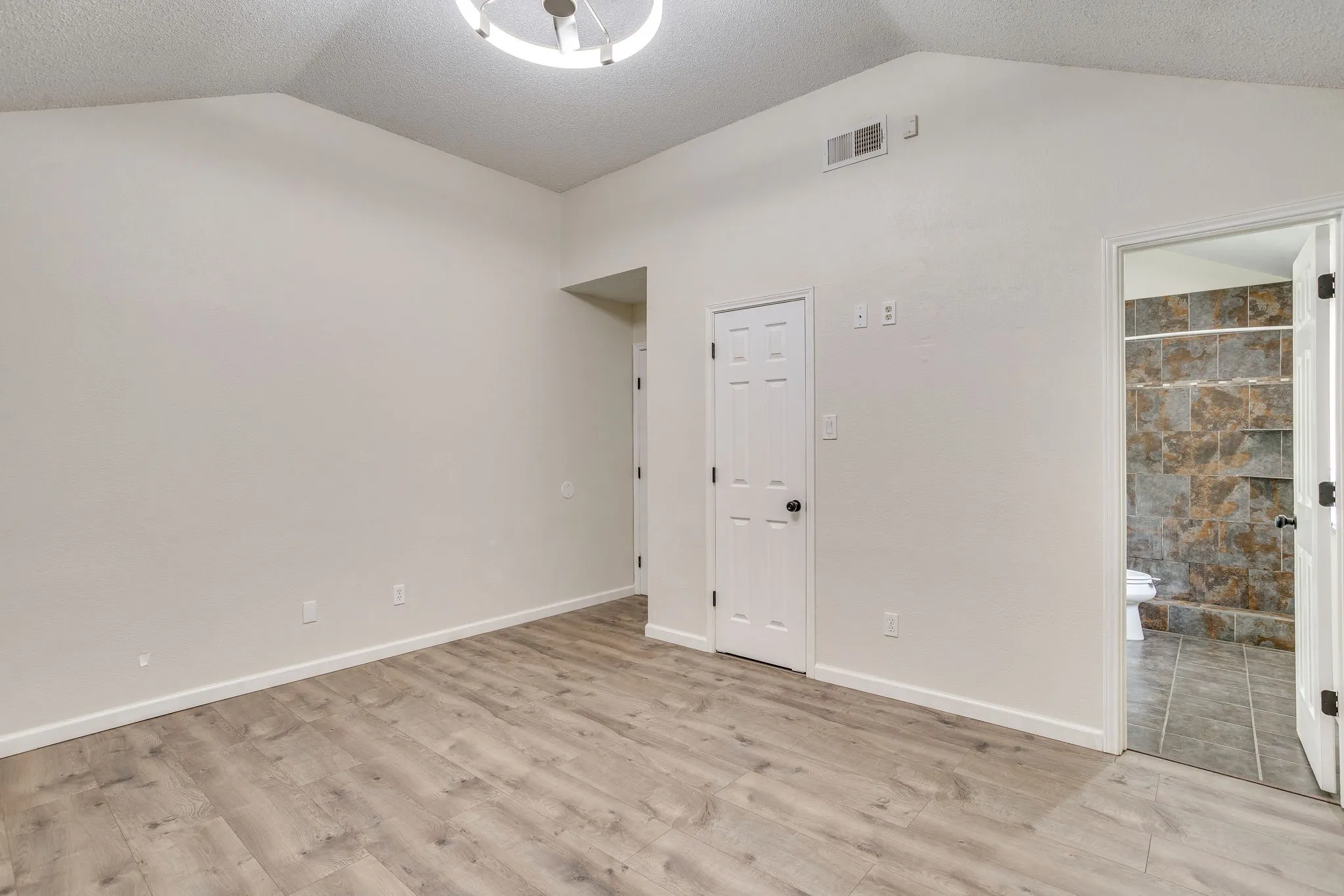 Single Family Residence For Sale in Tarrant County , 6411 Brooklawn Drive, Arlington, Texas 76018, 3 Bedroom, 2 Bathroom, 2 Garage spaces, 1,117 Sqft, built in 1987, Price $350,000, mls#21358590, Real Estate Agent in Arlington, Homes For Sale in Tarrant county, Homes For Sale in Arlington, Realtor in Arlington Texas, Real Estate Brokerage Independent Realty Texas, Luminita Cordes Realtor