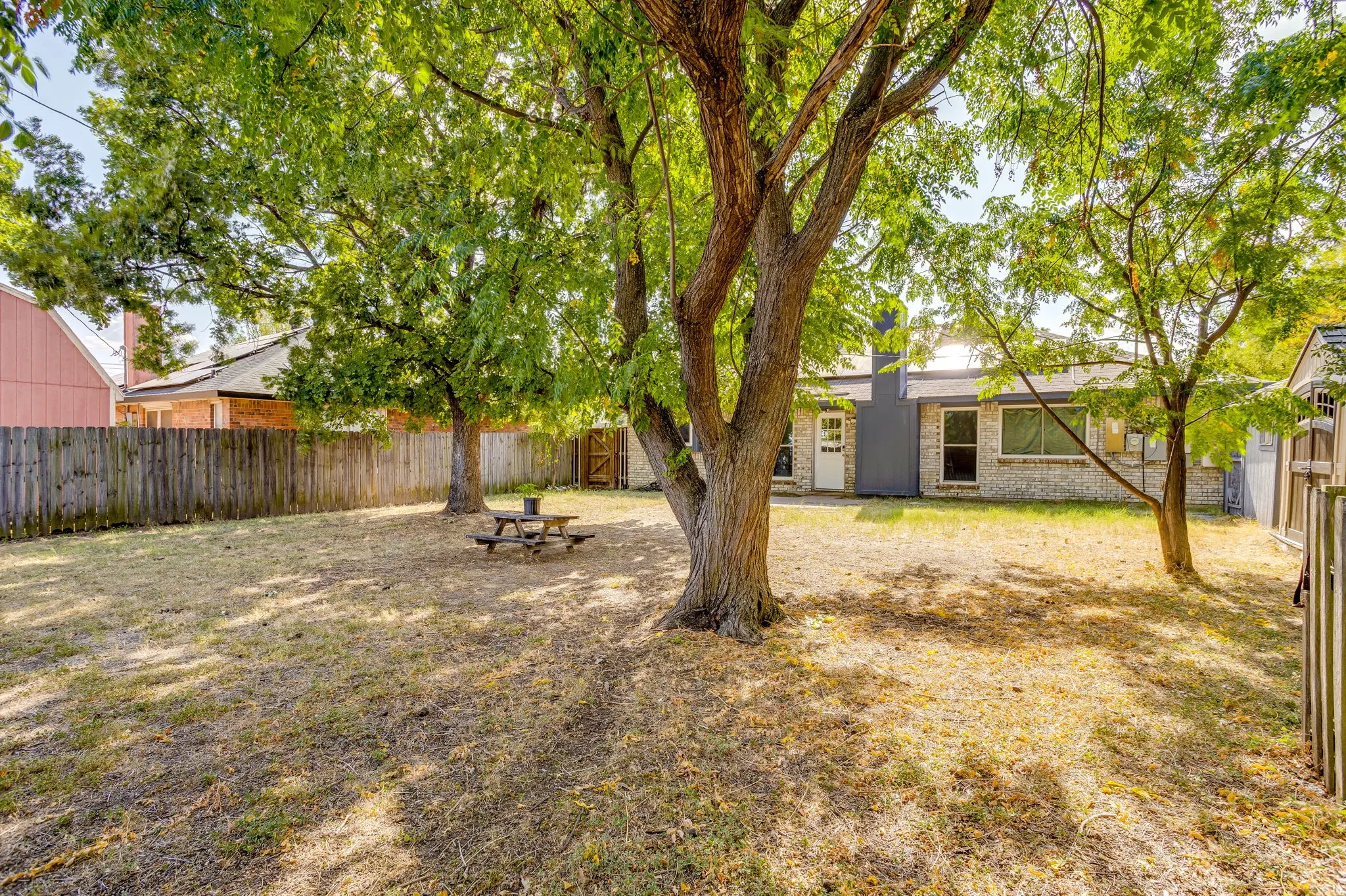 Single Family Residence For Sale in Tarrant County , 6411 Brooklawn Drive, Arlington, Texas 76018, 3 Bedroom, 2 Bathroom, 2 Garage spaces, 1,117 Sqft, built in 1987, Price $350,000, mls#21358590, Real Estate Agent in Arlington, Homes For Sale in Tarrant county, Homes For Sale in Arlington, Realtor in Arlington Texas, Real Estate Brokerage Independent Realty Texas, Luminita Cordes Realtor