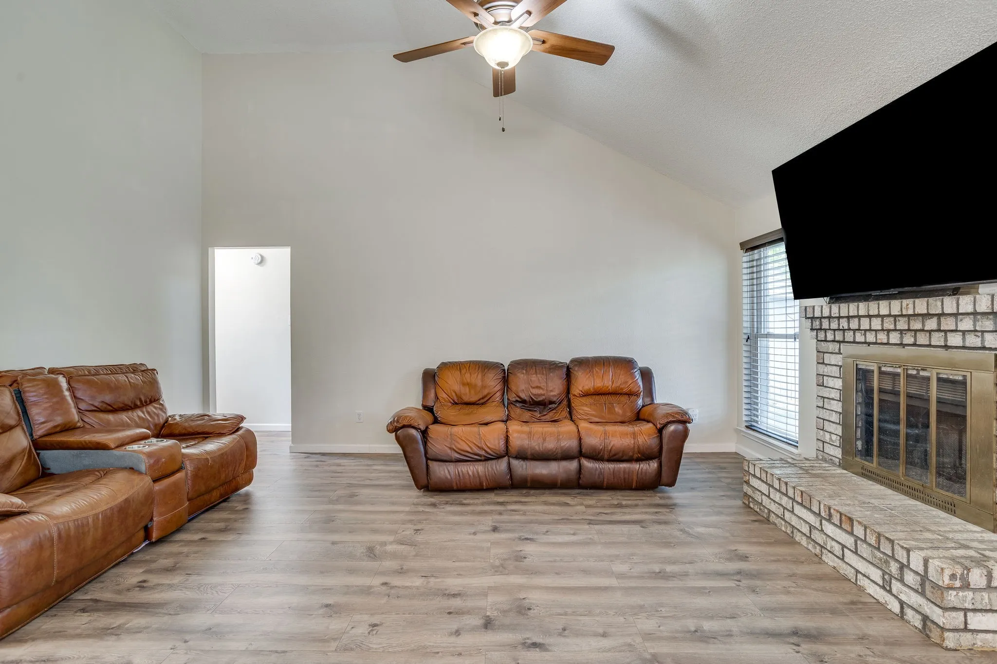 Single Family Residence For Sale in Tarrant County , 6411 Brooklawn Drive, Arlington, Texas 76018, 3 Bedroom, 2 Bathroom, 2 Garage spaces, 1,117 Sqft, built in 1987, Price $350,000, mls#21358590, Real Estate Agent in Arlington, Homes For Sale in Tarrant county, Homes For Sale in Arlington, Realtor in Arlington Texas, Real Estate Brokerage Independent Realty Texas, Luminita Cordes Realtor