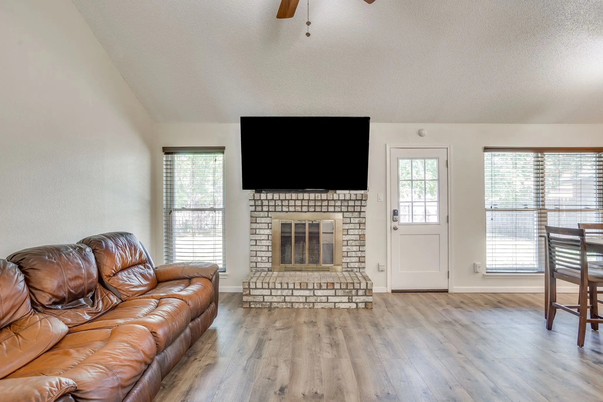 Single Family Residence For Sale in Tarrant County , 6411 Brooklawn Drive, Arlington, Texas 76018, 3 Bedroom, 2 Bathroom, 2 Garage spaces, 1,117 Sqft, built in 1987, Price $350,000, mls#21358590, Real Estate Agent in Arlington, Homes For Sale in Tarrant county, Homes For Sale in Arlington, Realtor in Arlington Texas, Real Estate Brokerage Independent Realty Texas, Luminita Cordes Realtor