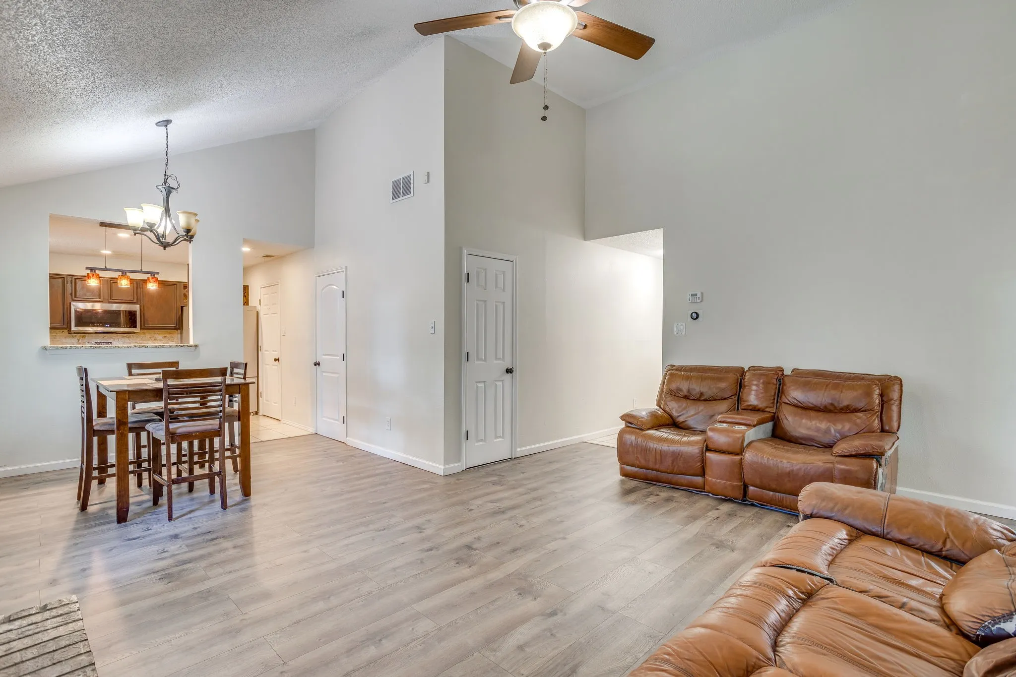 Single Family Residence For Sale in Tarrant County , 6411 Brooklawn Drive, Arlington, Texas 76018, 3 Bedroom, 2 Bathroom, 2 Garage spaces, 1,117 Sqft, built in 1987, Price $350,000, mls#21358590, Real Estate Agent in Arlington, Homes For Sale in Tarrant county, Homes For Sale in Arlington, Realtor in Arlington Texas, Real Estate Brokerage Independent Realty Texas, Luminita Cordes Realtor