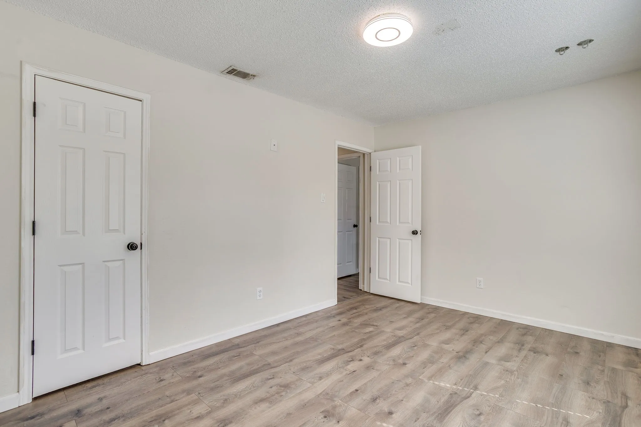 Single Family Residence For Sale in Tarrant County , 6411 Brooklawn Drive, Arlington, Texas 76018, 3 Bedroom, 2 Bathroom, 2 Garage spaces, 1,117 Sqft, built in 1987, Price $350,000, mls#21358590, Real Estate Agent in Arlington, Homes For Sale in Tarrant county, Homes For Sale in Arlington, Realtor in Arlington Texas, Real Estate Brokerage Independent Realty Texas, Luminita Cordes Realtor