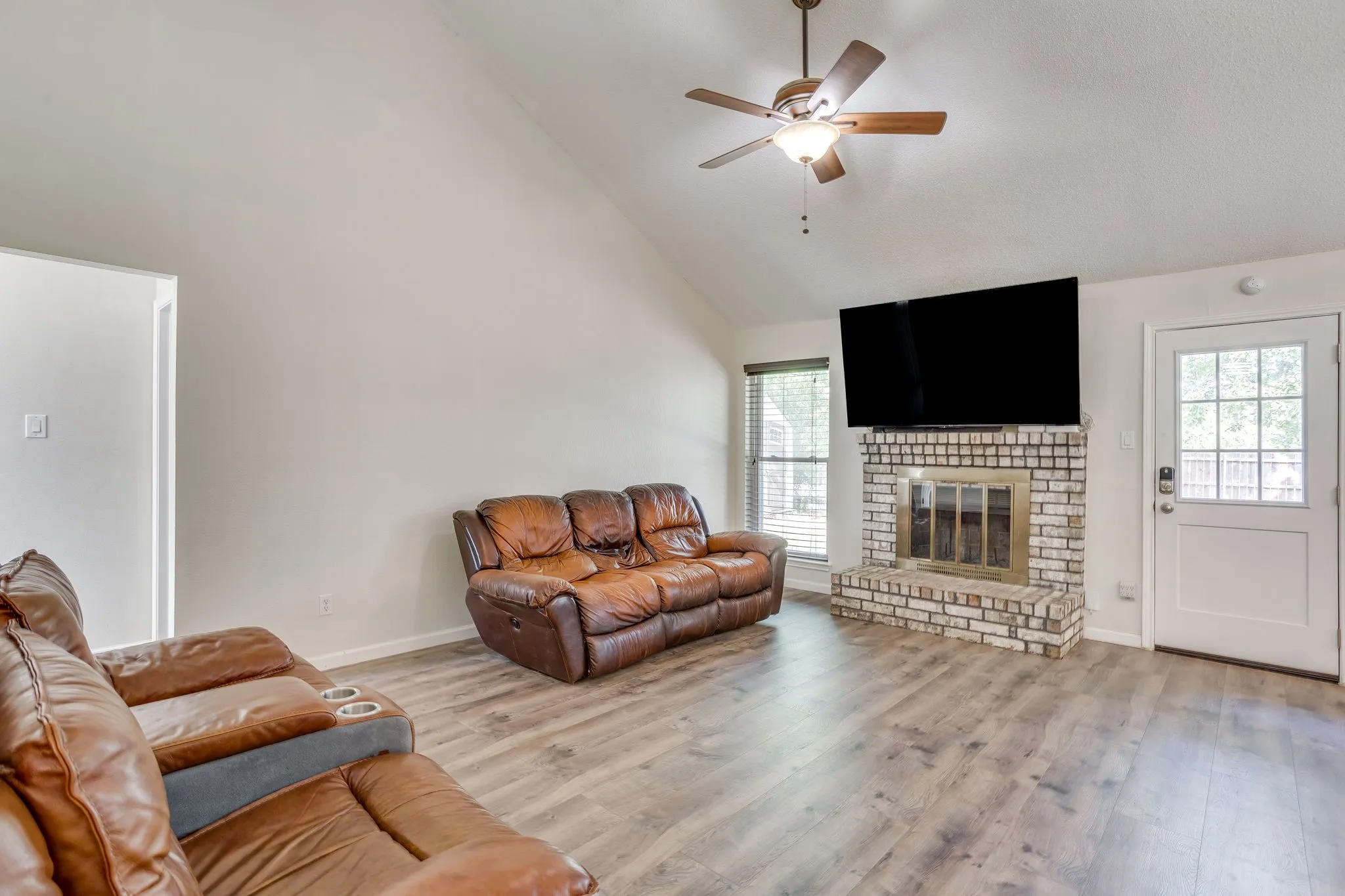 Single Family Residence For Sale in Tarrant County , 6411 Brooklawn Drive, Arlington, Texas 76018, 3 Bedroom, 2 Bathroom, 2 Garage spaces, 1,117 Sqft, built in 1987, Price $350,000, mls#21358590, Real Estate Agent in Arlington, Homes For Sale in Tarrant county, Homes For Sale in Arlington, Realtor in Arlington Texas, Real Estate Brokerage Independent Realty Texas, Luminita Cordes Realtor