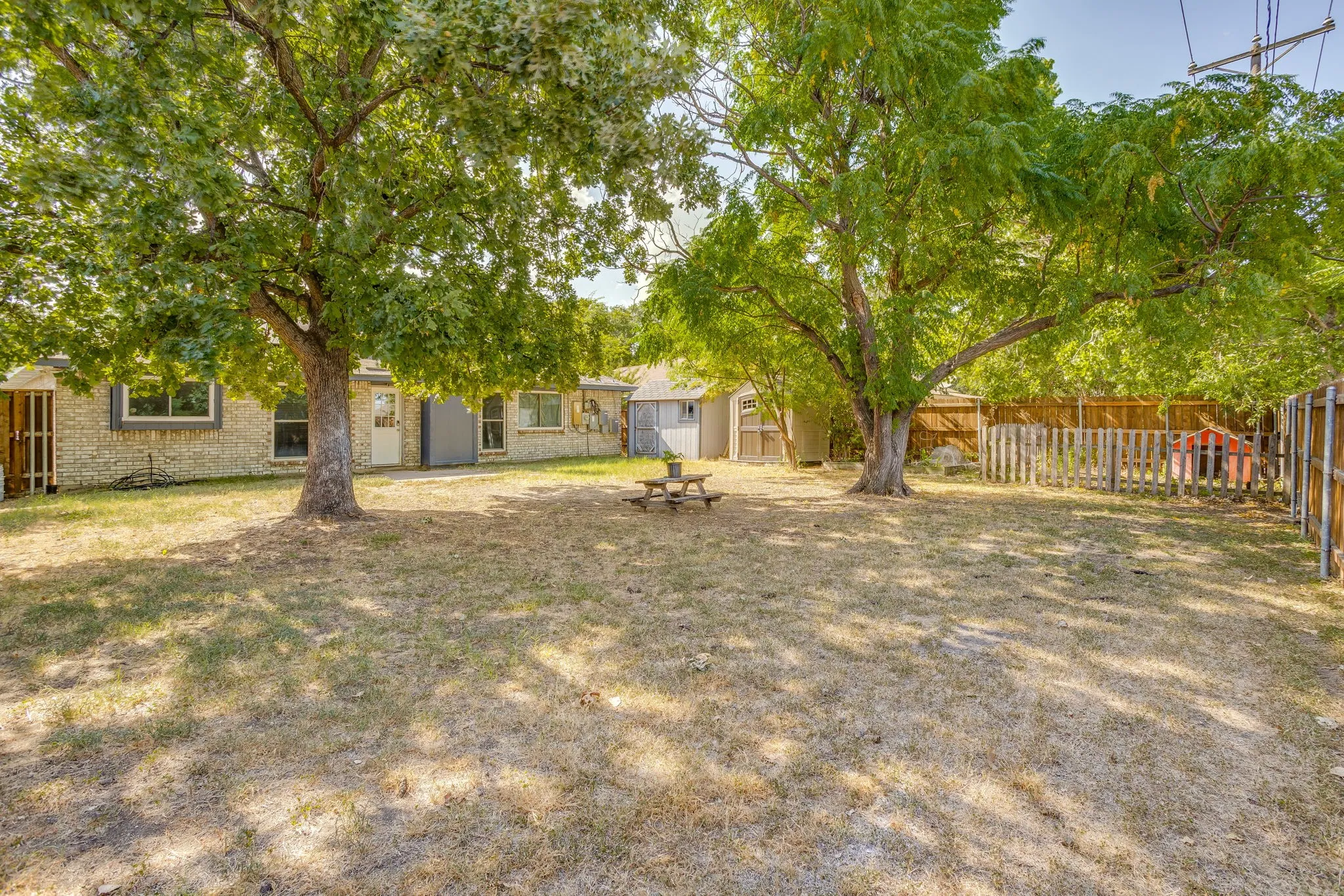 Single Family Residence For Sale in Tarrant County , 6411 Brooklawn Drive, Arlington, Texas 76018, 3 Bedroom, 2 Bathroom, 2 Garage spaces, 1,117 Sqft, built in 1987, Price $350,000, mls#21358590, Real Estate Agent in Arlington, Homes For Sale in Tarrant county, Homes For Sale in Arlington, Realtor in Arlington Texas, Real Estate Brokerage Independent Realty Texas, Luminita Cordes Realtor