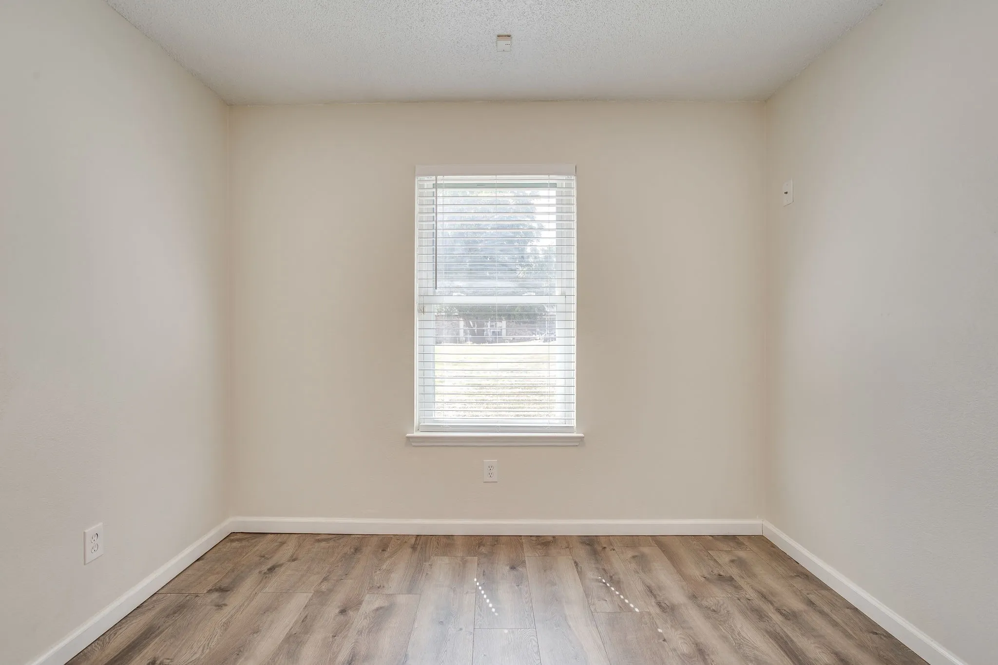 Single Family Residence For Sale in Tarrant County , 6411 Brooklawn Drive, Arlington, Texas 76018, 3 Bedroom, 2 Bathroom, 2 Garage spaces, 1,117 Sqft, built in 1987, Price $350,000, mls#21358590, Real Estate Agent in Arlington, Homes For Sale in Tarrant county, Homes For Sale in Arlington, Realtor in Arlington Texas, Real Estate Brokerage Independent Realty Texas, Luminita Cordes Realtor
