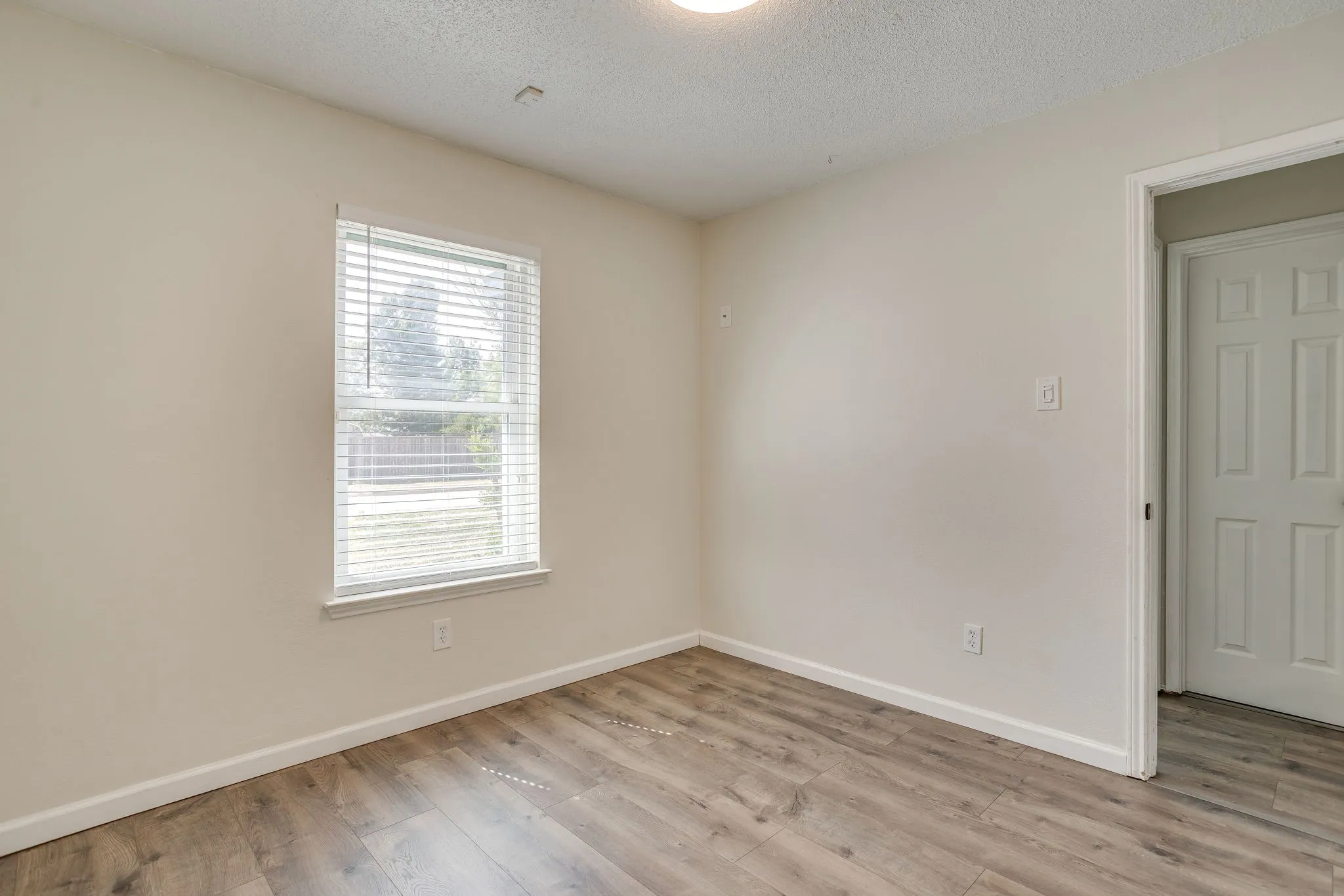 Single Family Residence For Sale in Tarrant County , 6411 Brooklawn Drive, Arlington, Texas 76018, 3 Bedroom, 2 Bathroom, 2 Garage spaces, 1,117 Sqft, built in 1987, Price $350,000, mls#21358590, Real Estate Agent in Arlington, Homes For Sale in Tarrant county, Homes For Sale in Arlington, Realtor in Arlington Texas, Real Estate Brokerage Independent Realty Texas, Luminita Cordes Realtor