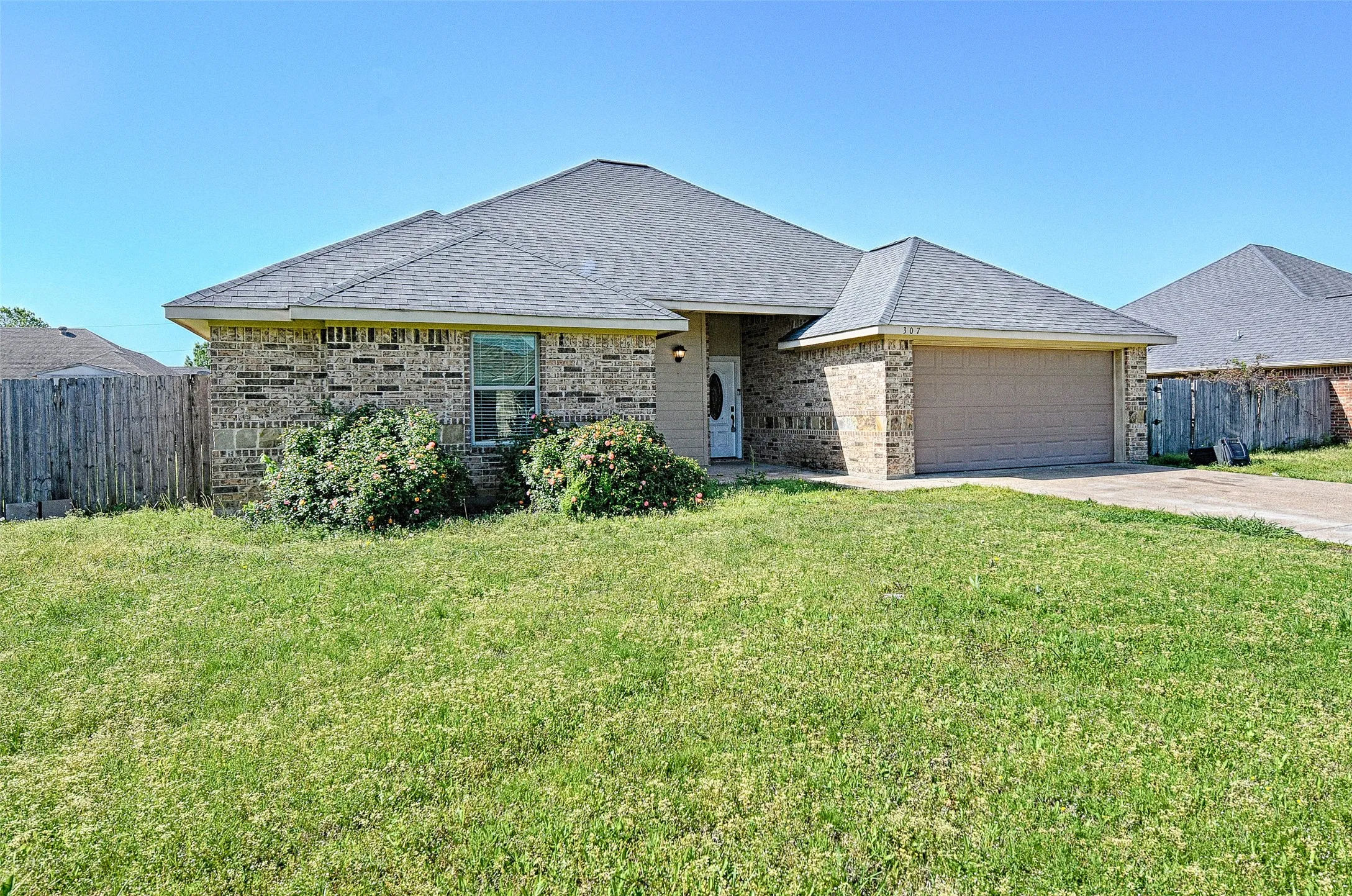 Single Family Residence For Sale in Henderson County , 307 W Alene Drive, Mabank, Texas 75147, 4 Bedroom, 2 Bathroom, 2 Garage spaces, 1,802 Sqft, built in 2013, mls#21354959, Real Estate Agent in Mabank, Homes For Sale in Henderson county, Homes For Sale in Mabank, Realtor in Mabank Texas, Real Estate Brokerage Independent Realty Texas, Luminita Cordes Realtor