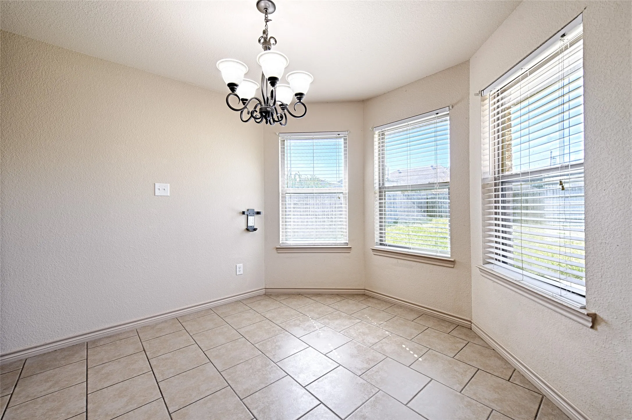 Single Family Residence For Sale in Henderson County , 307 W Alene Drive, Mabank, Texas 75147, 4 Bedroom, 2 Bathroom, 2 Garage spaces, 1,802 Sqft, built in 2013, mls#21354959, Real Estate Agent in Mabank, Homes For Sale in Henderson county, Homes For Sale in Mabank, Realtor in Mabank Texas, Real Estate Brokerage Independent Realty Texas, Luminita Cordes Realtor