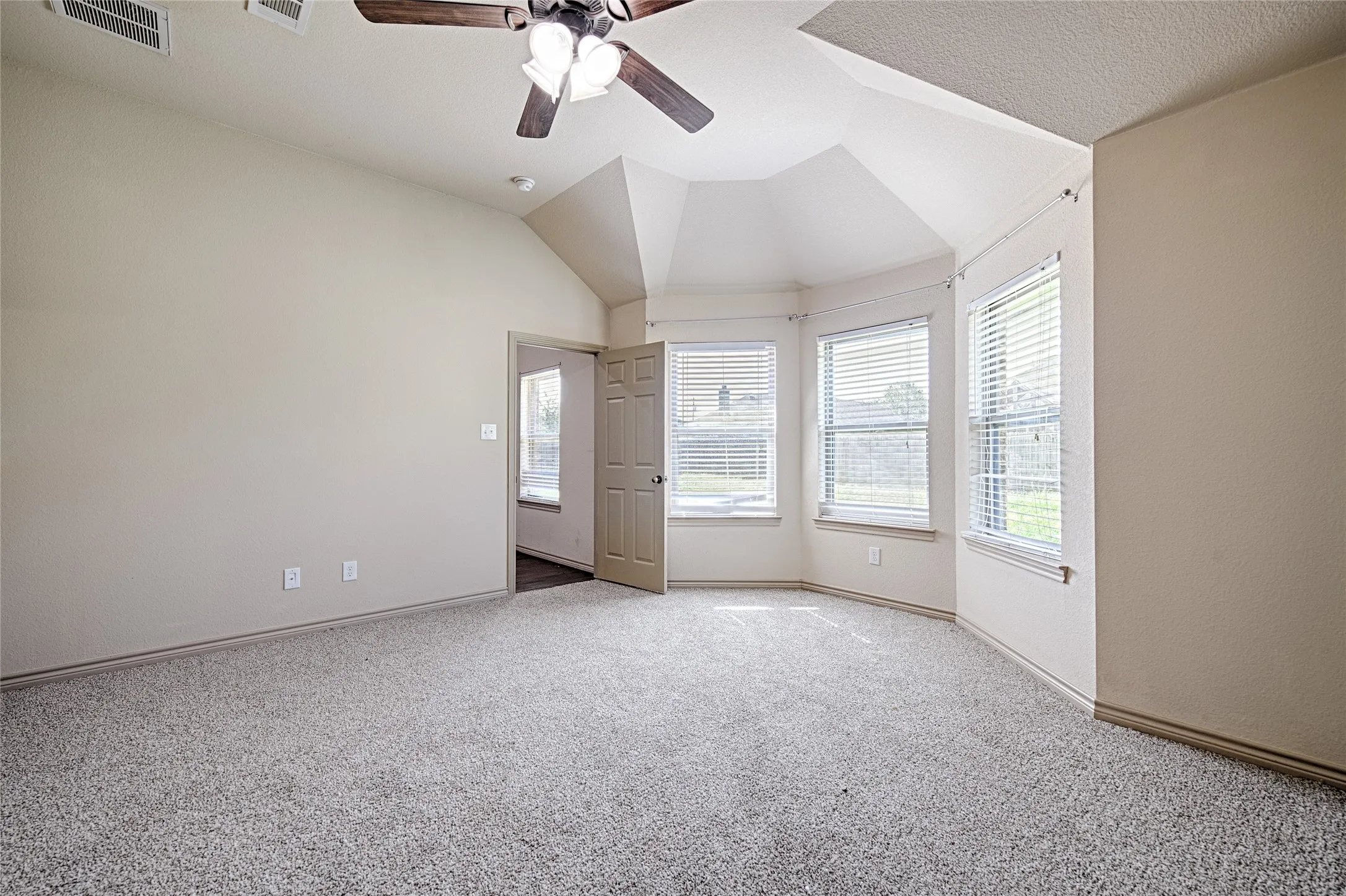 Single Family Residence For Sale in Henderson County , 307 W Alene Drive, Mabank, Texas 75147, 4 Bedroom, 2 Bathroom, 2 Garage spaces, 1,802 Sqft, built in 2013, mls#21354959, Real Estate Agent in Mabank, Homes For Sale in Henderson county, Homes For Sale in Mabank, Realtor in Mabank Texas, Real Estate Brokerage Independent Realty Texas, Luminita Cordes Realtor