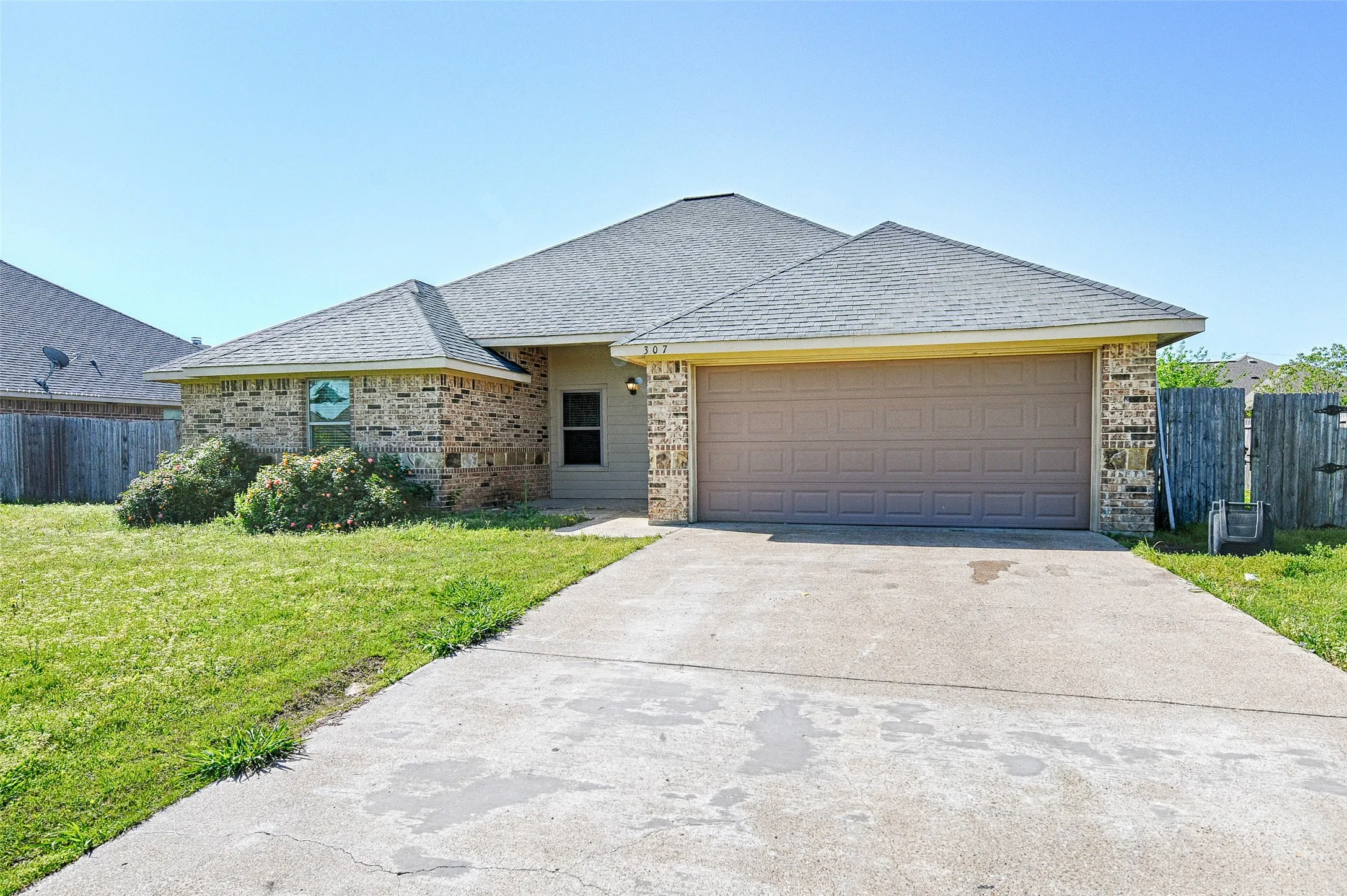 Single Family Residence For Sale in Henderson County , 307 W Alene Drive, Mabank, Texas 75147, 4 Bedroom, 2 Bathroom, 2 Garage spaces, 1,802 Sqft, built in 2013, mls#21354959, Real Estate Agent in Mabank, Homes For Sale in Henderson county, Homes For Sale in Mabank, Realtor in Mabank Texas, Real Estate Brokerage Independent Realty Texas, Luminita Cordes Realtor