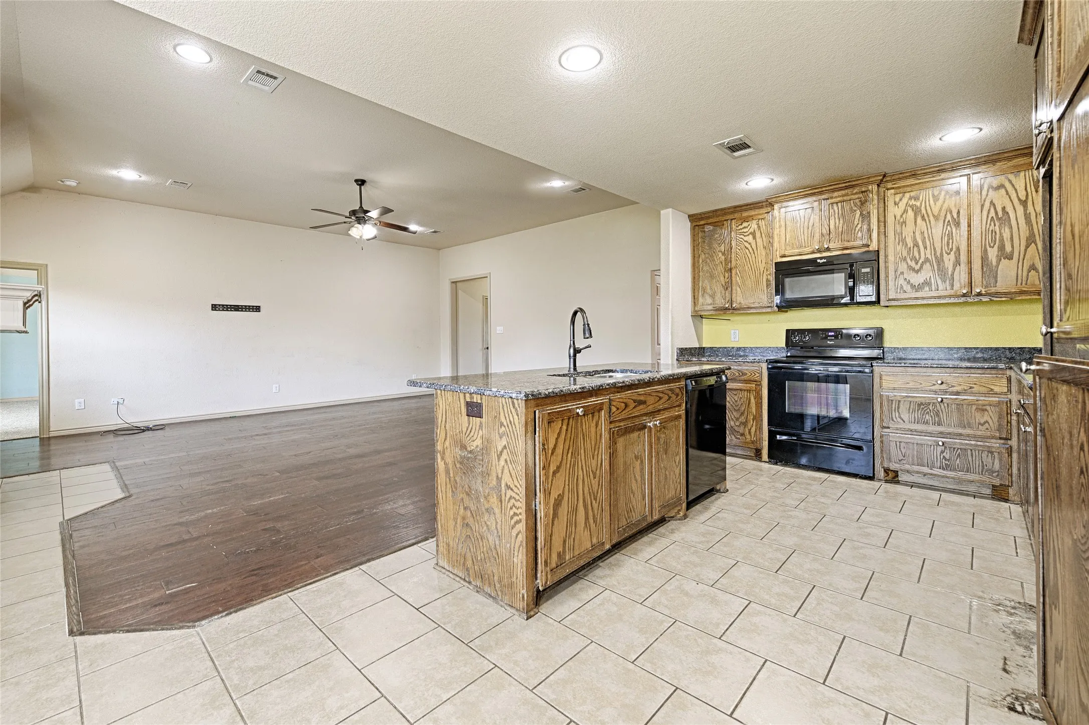 Single Family Residence For Sale in Henderson County , 307 W Alene Drive, Mabank, Texas 75147, 4 Bedroom, 2 Bathroom, 2 Garage spaces, 1,802 Sqft, built in 2013, mls#21354959, Real Estate Agent in Mabank, Homes For Sale in Henderson county, Homes For Sale in Mabank, Realtor in Mabank Texas, Real Estate Brokerage Independent Realty Texas, Luminita Cordes Realtor