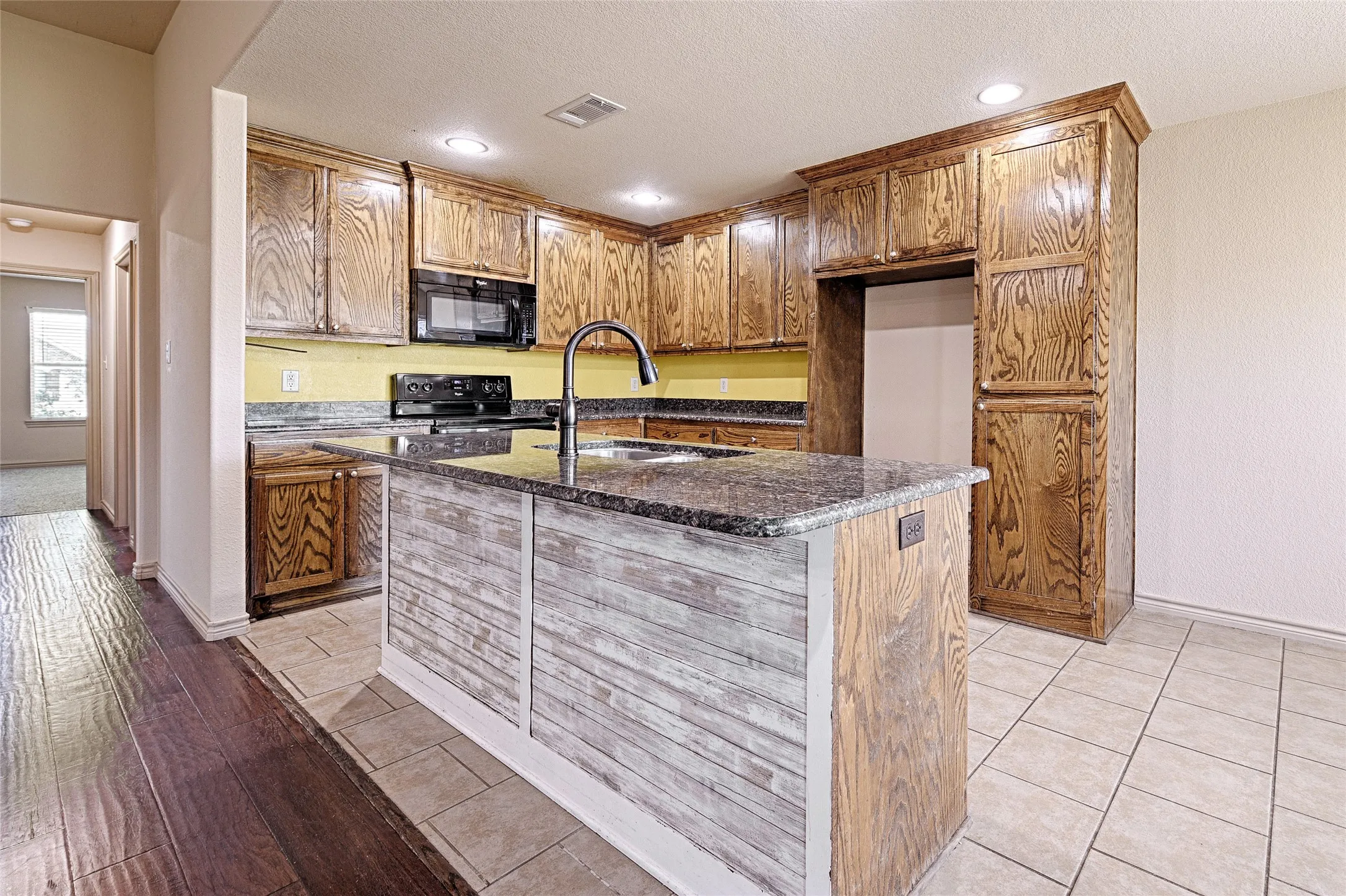 Single Family Residence For Sale in Henderson County , 307 W Alene Drive, Mabank, Texas 75147, 4 Bedroom, 2 Bathroom, 2 Garage spaces, 1,802 Sqft, built in 2013, mls#21354959, Real Estate Agent in Mabank, Homes For Sale in Henderson county, Homes For Sale in Mabank, Realtor in Mabank Texas, Real Estate Brokerage Independent Realty Texas, Luminita Cordes Realtor