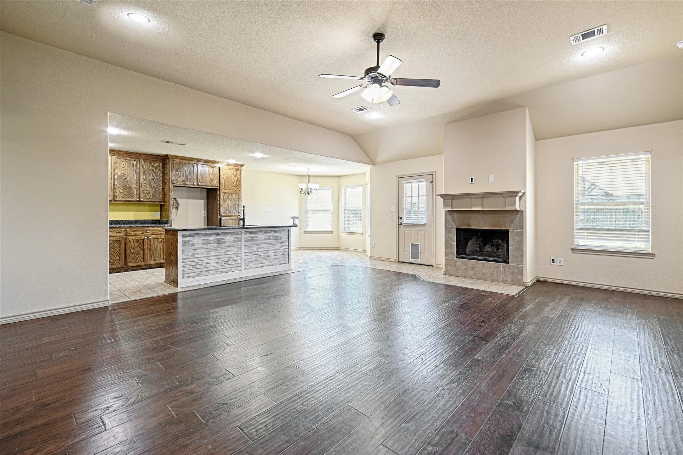 Single Family Residence For Sale in Henderson County , 307 W Alene Drive, Mabank, Texas 75147, 4 Bedroom, 2 Bathroom, 2 Garage spaces, 1,802 Sqft, built in 2013, mls#21354959, Real Estate Agent in Mabank, Homes For Sale in Henderson county, Homes For Sale in Mabank, Realtor in Mabank Texas, Real Estate Brokerage Independent Realty Texas, Luminita Cordes Realtor