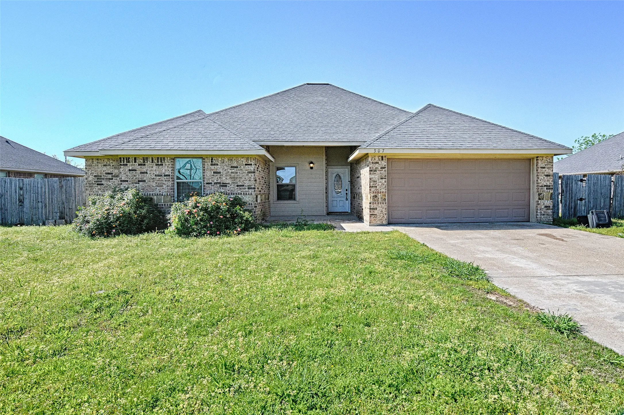 Single Family Residence For Sale in Henderson County , 307 W Alene Drive, Mabank, Texas 75147, 4 Bedroom, 2 Bathroom, 2 Garage spaces, 1,802 Sqft, built in 2013, mls#21354959, Real Estate Agent in Mabank, Homes For Sale in Henderson county, Homes For Sale in Mabank, Realtor in Mabank Texas, Real Estate Brokerage Independent Realty Texas, Luminita Cordes Realtor