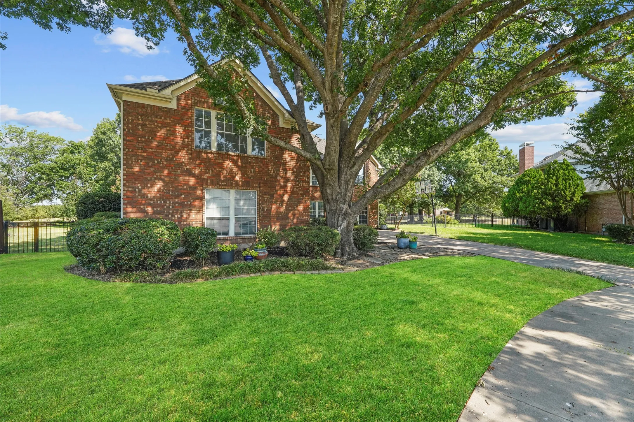 Single Family Residence For Sale in Dallas County , 501 Palm Desert Drive, Garland, Texas 75044, 5 Bedroom, 4 Bathroom, 2 Garage spaces, 4,256 Sqft, built in 1989, mls#21357397, Real Estate Agent in Garland, Homes For Sale in Dallas county, Homes For Sale in Garland, Realtor in Garland Texas, Real Estate Brokerage Independent Realty Texas, Luminita Cordes Realtor