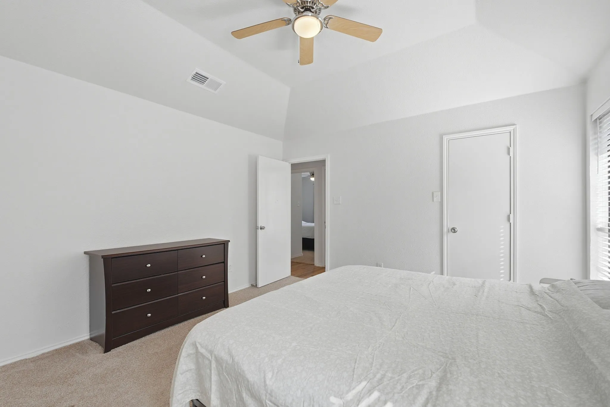 Single Family Residence For Sale in Collin County , 409 W Jefferson Street, Wylie, Texas 75098, 3 Bedroom, 2 Bathroom, 2 Garage spaces, 1,415 Sqft, built in 1985, mls#21358473, Real Estate Agent in Wylie, Homes For Sale in Collin county, Homes For Sale in Wylie, Realtor in Wylie Texas, Real Estate Brokerage Independent Realty Texas, Luminita Cordes Realtor
