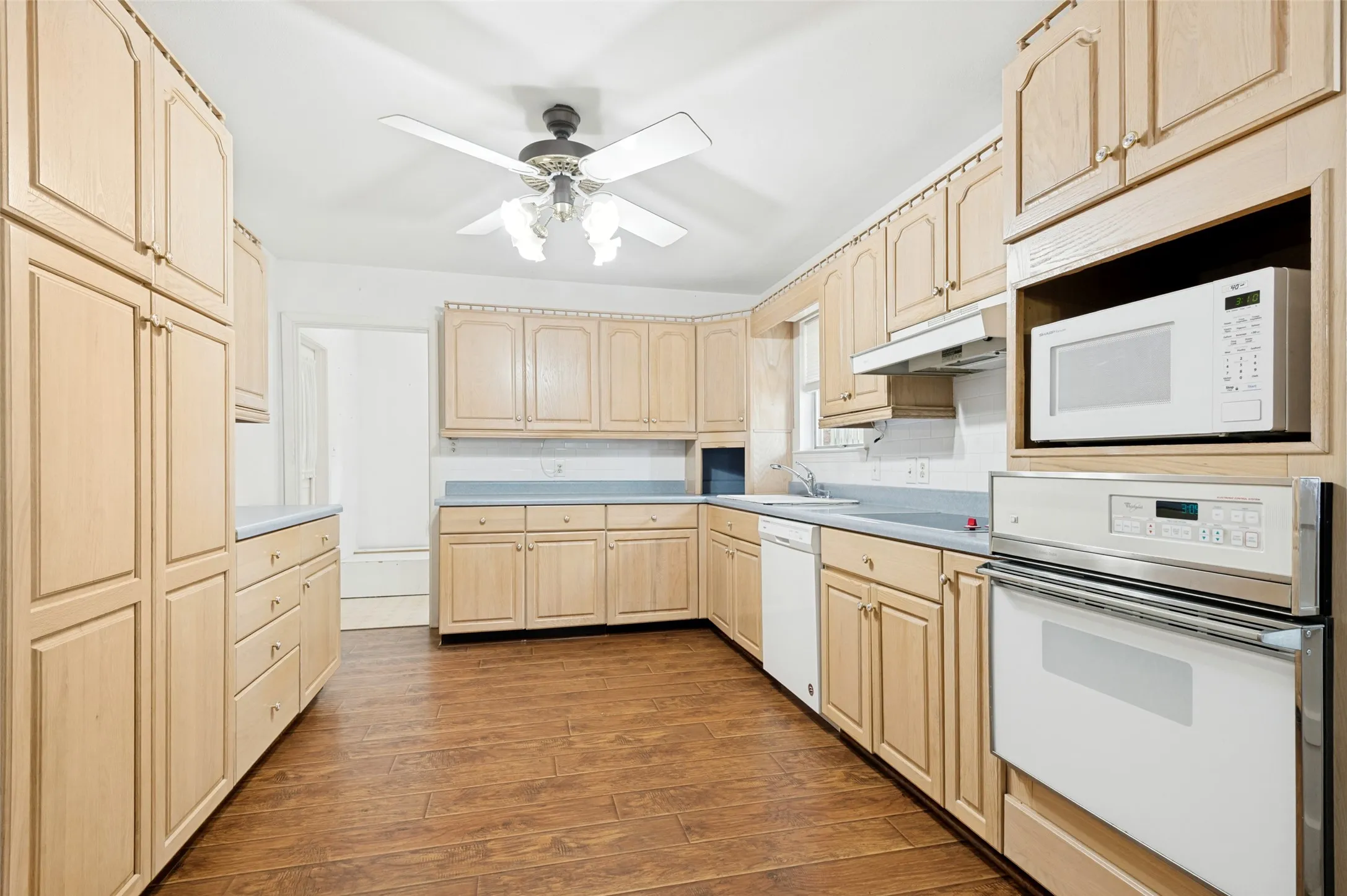 Single Family Residence For Sale in Tarrant County , 608 W Cheryl Avenue, Hurst, Texas 76053, 4 Bedroom, 2 Bathroom, 1 Garage spaces, 1,983 Sqft, built in 1960, Price $325,000, mls#21356158, Real Estate Agent in Hurst, Homes For Sale in Tarrant county, Homes For Sale in Hurst, Realtor in Hurst Texas, Real Estate Brokerage Independent Realty Texas, Luminita Cordes Realtor