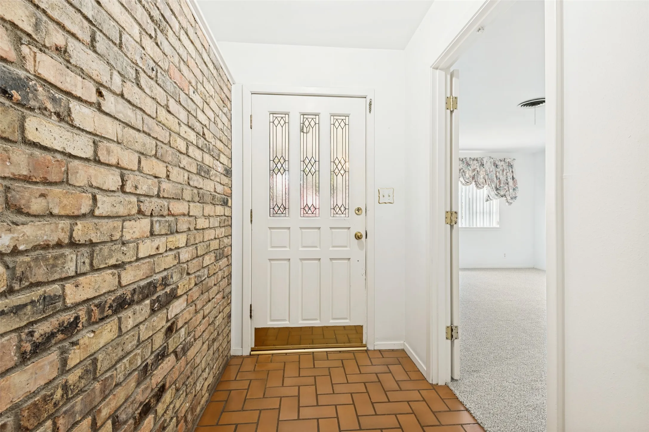 Single Family Residence For Sale in Tarrant County , 608 W Cheryl Avenue, Hurst, Texas 76053, 4 Bedroom, 2 Bathroom, 1 Garage spaces, 1,983 Sqft, built in 1960, Price $325,000, mls#21356158, Real Estate Agent in Hurst, Homes For Sale in Tarrant county, Homes For Sale in Hurst, Realtor in Hurst Texas, Real Estate Brokerage Independent Realty Texas, Luminita Cordes Realtor