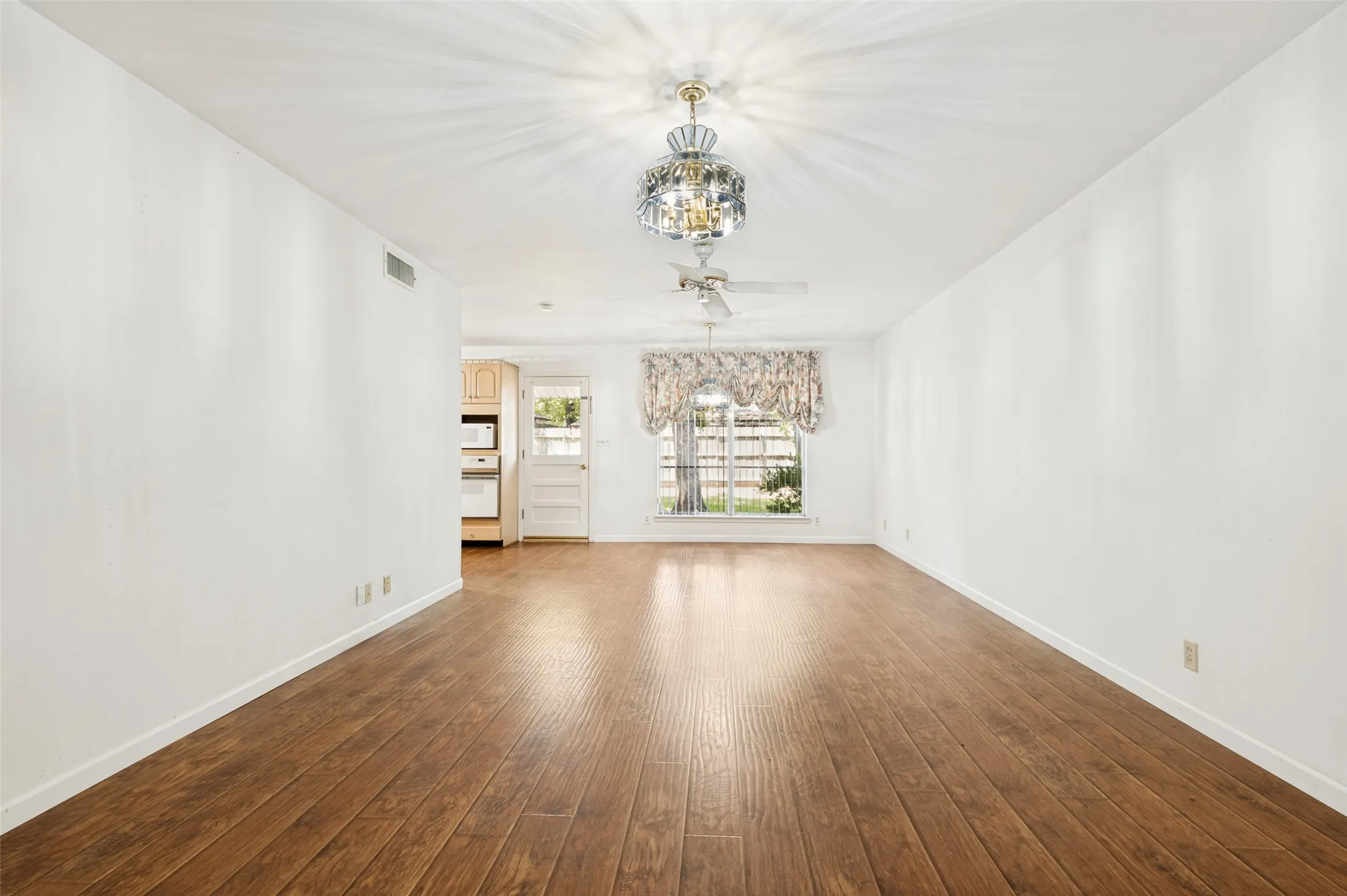Single Family Residence For Sale in Tarrant County , 608 W Cheryl Avenue, Hurst, Texas 76053, 4 Bedroom, 2 Bathroom, 1 Garage spaces, 1,983 Sqft, built in 1960, Price $325,000, mls#21356158, Real Estate Agent in Hurst, Homes For Sale in Tarrant county, Homes For Sale in Hurst, Realtor in Hurst Texas, Real Estate Brokerage Independent Realty Texas, Luminita Cordes Realtor