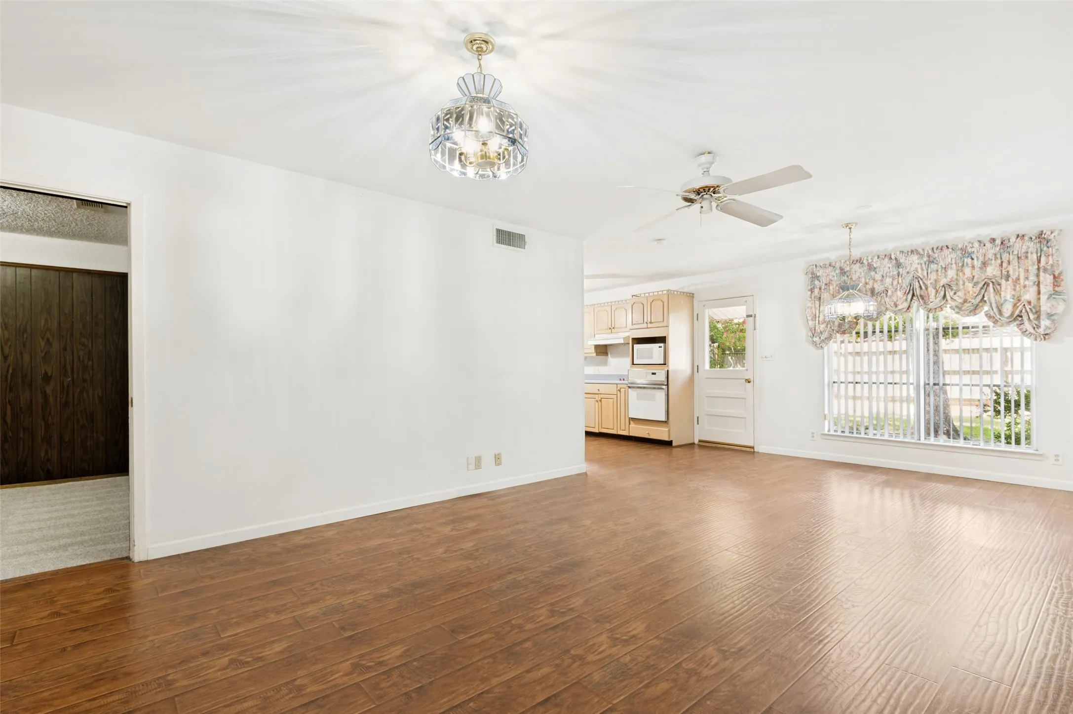 Single Family Residence For Sale in Tarrant County , 608 W Cheryl Avenue, Hurst, Texas 76053, 4 Bedroom, 2 Bathroom, 1 Garage spaces, 1,983 Sqft, built in 1960, Price $325,000, mls#21356158, Real Estate Agent in Hurst, Homes For Sale in Tarrant county, Homes For Sale in Hurst, Realtor in Hurst Texas, Real Estate Brokerage Independent Realty Texas, Luminita Cordes Realtor