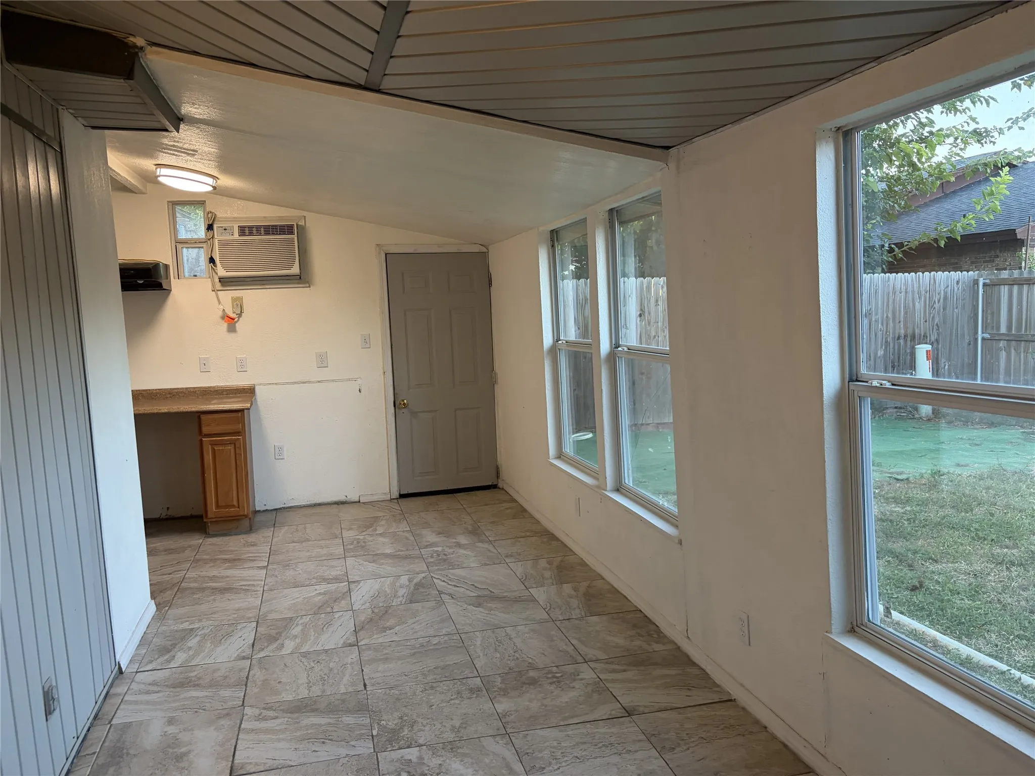 Single Family Residence For Sale in Tarrant County , 3002 Barrington Place, Arlington, Texas 76014, 3 Bedroom, 3 Bathroom, 2 Garage spaces, 2,177 Sqft, built in 1978, mls#21355364, Real Estate Agent in Arlington, Homes For Sale in Tarrant county, Homes For Sale in Arlington, Realtor in Arlington Texas, Real Estate Brokerage Independent Realty Texas, Luminita Cordes Realtor