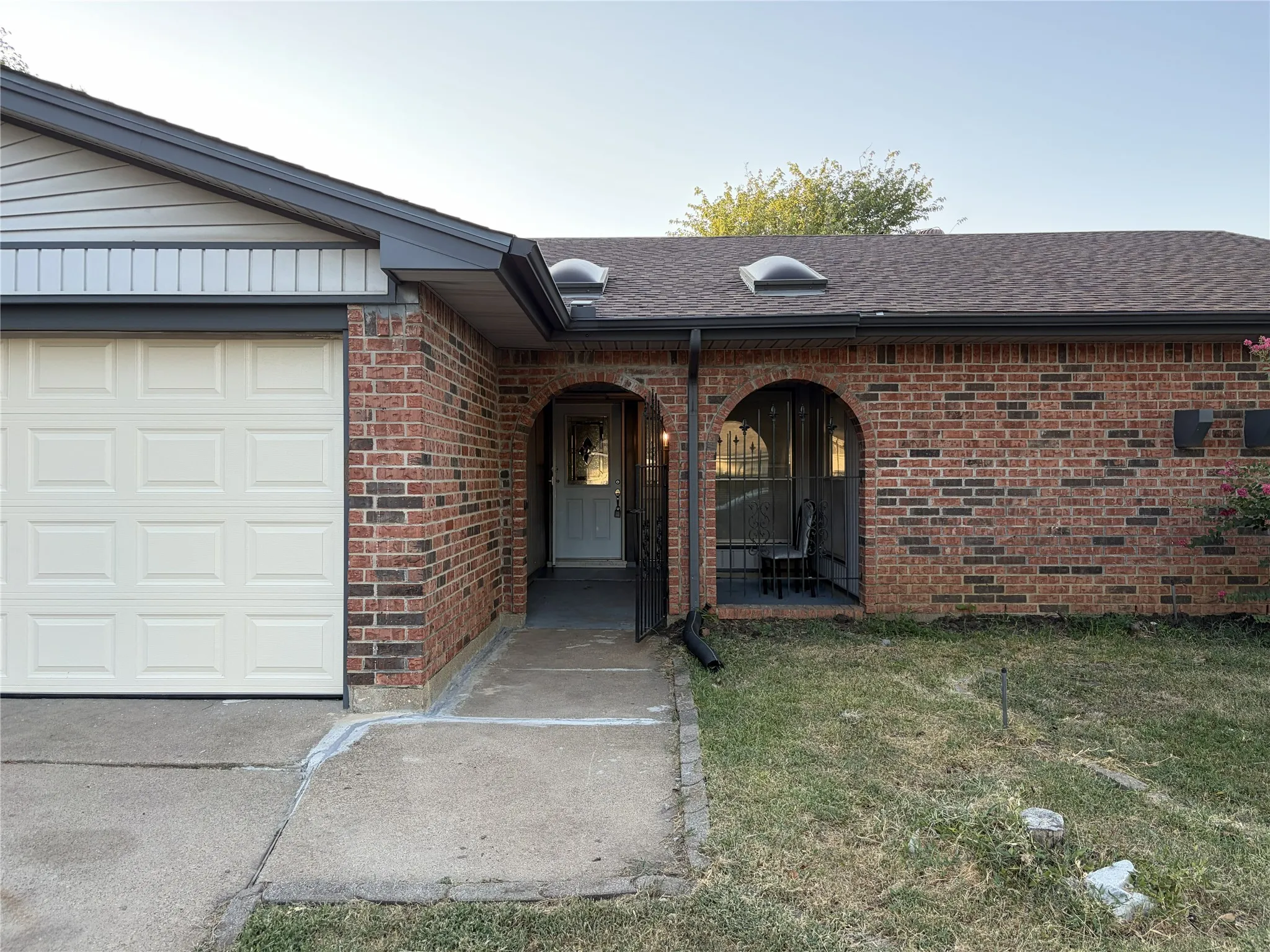 Single Family Residence For Sale in Tarrant County , 3002 Barrington Place, Arlington, Texas 76014, 3 Bedroom, 3 Bathroom, 2 Garage spaces, 2,177 Sqft, built in 1978, mls#21355364, Real Estate Agent in Arlington, Homes For Sale in Tarrant county, Homes For Sale in Arlington, Realtor in Arlington Texas, Real Estate Brokerage Independent Realty Texas, Luminita Cordes Realtor