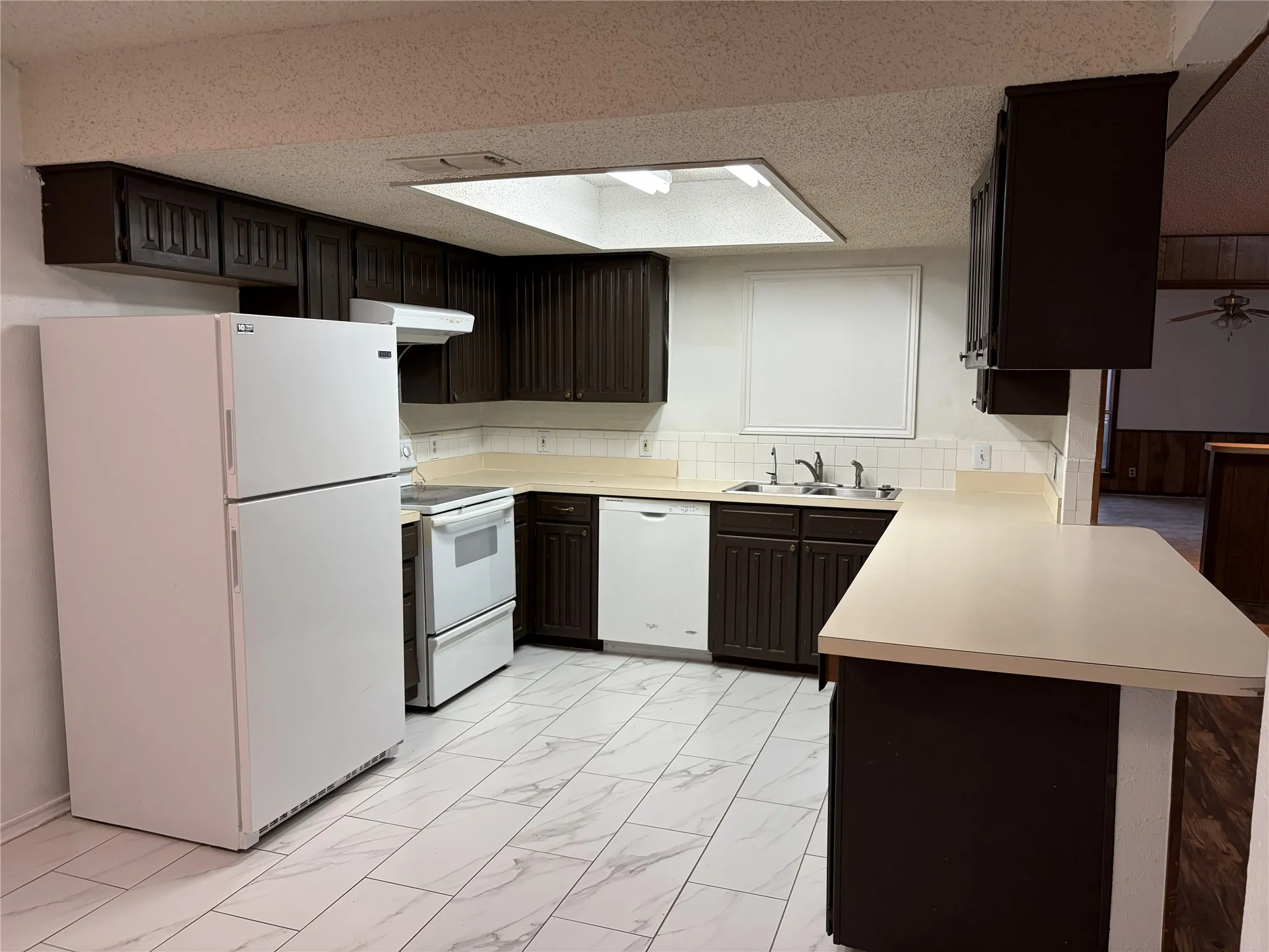 Single Family Residence For Sale in Tarrant County , 3002 Barrington Place, Arlington, Texas 76014, 3 Bedroom, 3 Bathroom, 2 Garage spaces, 2,177 Sqft, built in 1978, mls#21355364, Real Estate Agent in Arlington, Homes For Sale in Tarrant county, Homes For Sale in Arlington, Realtor in Arlington Texas, Real Estate Brokerage Independent Realty Texas, Luminita Cordes Realtor