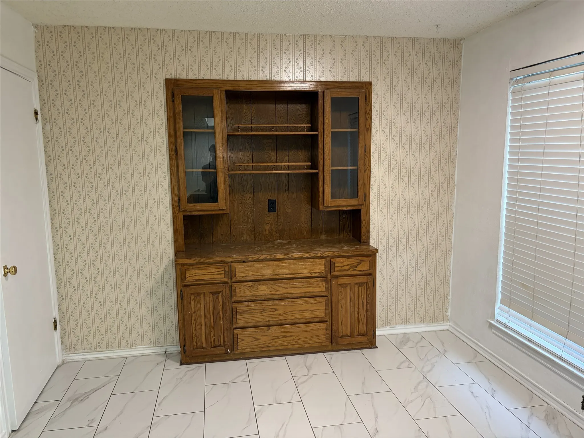 Single Family Residence For Sale in Tarrant County , 3002 Barrington Place, Arlington, Texas 76014, 3 Bedroom, 3 Bathroom, 2 Garage spaces, 2,177 Sqft, built in 1978, mls#21355364, Real Estate Agent in Arlington, Homes For Sale in Tarrant county, Homes For Sale in Arlington, Realtor in Arlington Texas, Real Estate Brokerage Independent Realty Texas, Luminita Cordes Realtor