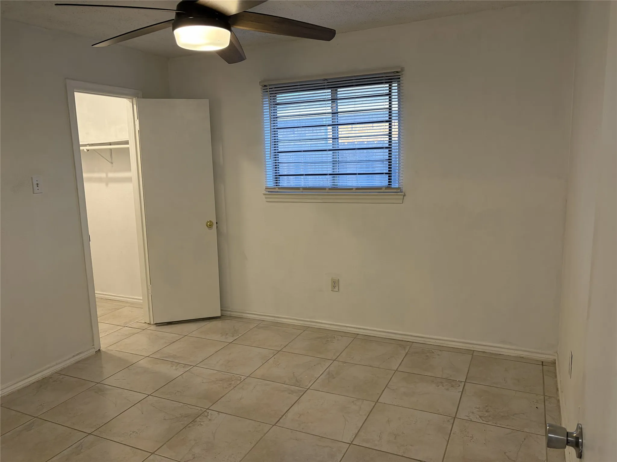 Single Family Residence For Sale in Tarrant County , 3002 Barrington Place, Arlington, Texas 76014, 3 Bedroom, 3 Bathroom, 2 Garage spaces, 2,177 Sqft, built in 1978, mls#21355364, Real Estate Agent in Arlington, Homes For Sale in Tarrant county, Homes For Sale in Arlington, Realtor in Arlington Texas, Real Estate Brokerage Independent Realty Texas, Luminita Cordes Realtor