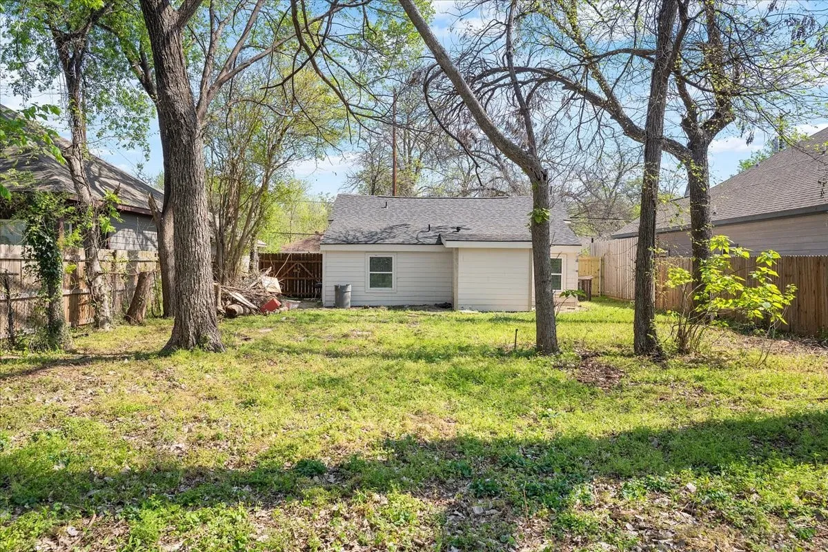 Single Family Residence For Rent in Dallas County , 2635 Carpenter Avenue, Dallas, Texas 75215, 3 Bedroom, 2 Bathroom, Garage spaces, 1,045 Sqft, built in 1935, mls#21359640, Real Estate Agent in Dallas, Homes For Rent in Dallas county, Homes For Rent in Dallas, Realtor in Dallas Texas, Real Estate Brokerage Independent Realty Texas, Luminita Cordes Realtor
