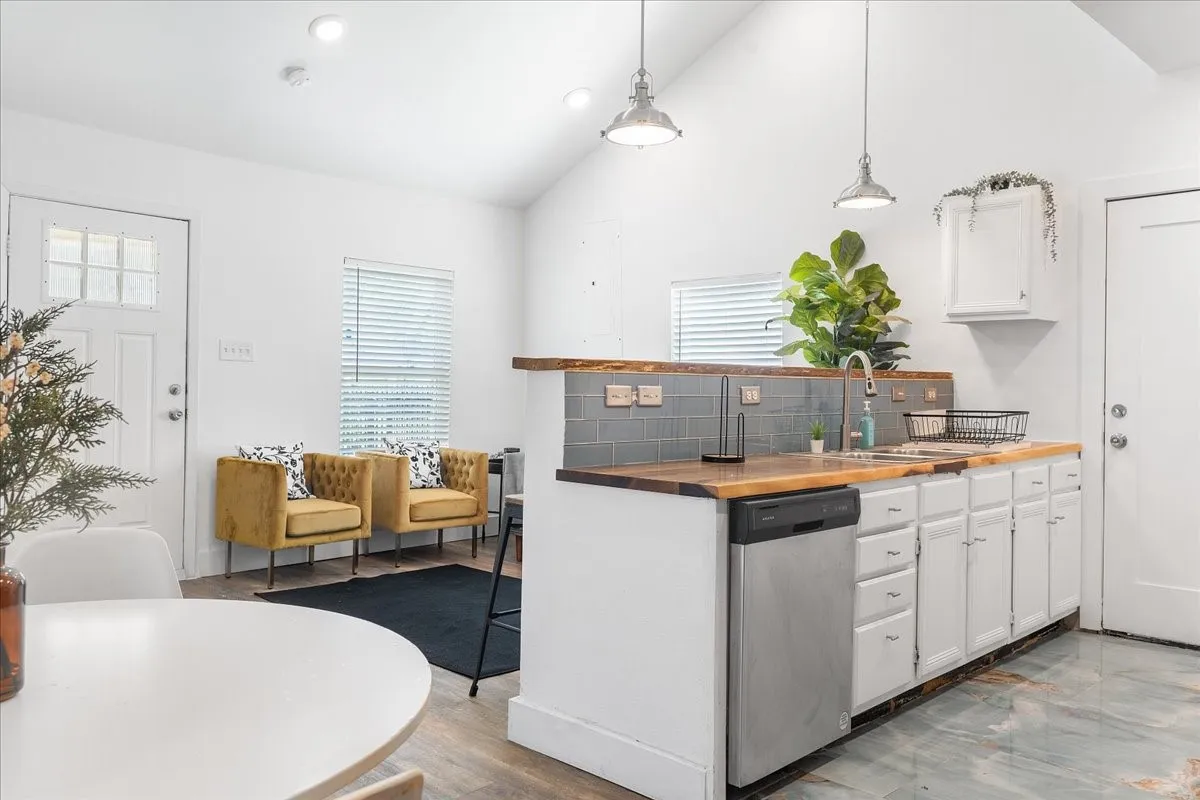Single Family Residence For Rent in Dallas County , 2635 Carpenter Avenue, Dallas, Texas 75215, 3 Bedroom, 2 Bathroom, Garage spaces, 1,045 Sqft, built in 1935, mls#21359640, Real Estate Agent in Dallas, Homes For Rent in Dallas county, Homes For Rent in Dallas, Realtor in Dallas Texas, Real Estate Brokerage Independent Realty Texas, Luminita Cordes Realtor