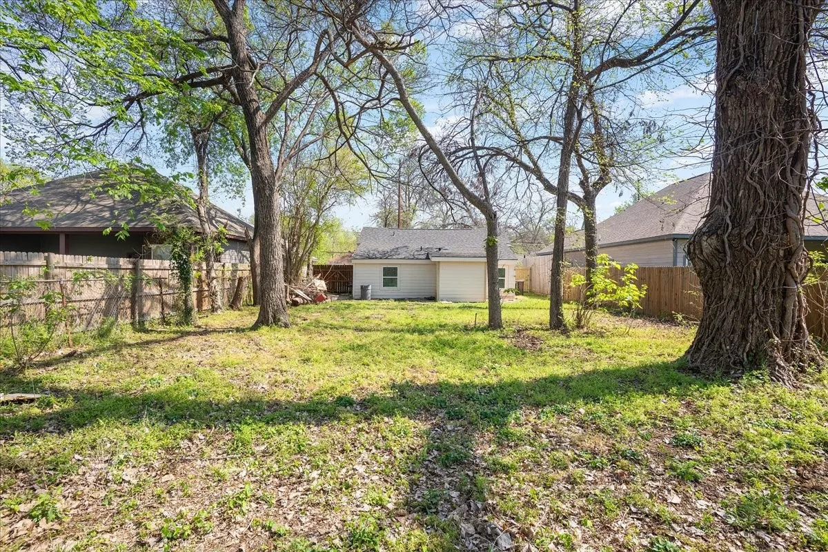 Single Family Residence For Rent in Dallas County , 2635 Carpenter Avenue, Dallas, Texas 75215, 3 Bedroom, 2 Bathroom, Garage spaces, 1,045 Sqft, built in 1935, mls#21359640, Real Estate Agent in Dallas, Homes For Rent in Dallas county, Homes For Rent in Dallas, Realtor in Dallas Texas, Real Estate Brokerage Independent Realty Texas, Luminita Cordes Realtor