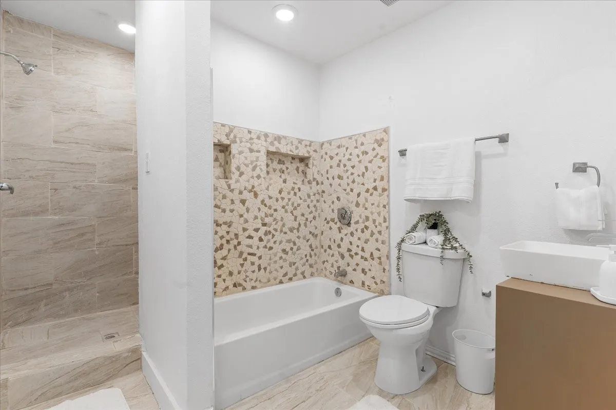 Single Family Residence For Rent in Dallas County , 2635 Carpenter Avenue, Dallas, Texas 75215, 3 Bedroom, 2 Bathroom, Garage spaces, 1,045 Sqft, built in 1935, mls#21359640, Real Estate Agent in Dallas, Homes For Rent in Dallas county, Homes For Rent in Dallas, Realtor in Dallas Texas, Real Estate Brokerage Independent Realty Texas, Luminita Cordes Realtor