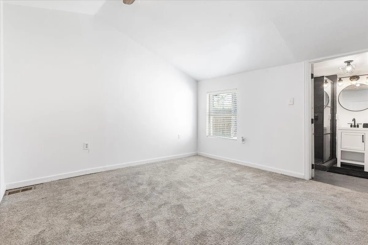 Single Family Residence For Rent in Dallas County , 2635 Carpenter Avenue, Dallas, Texas 75215, 3 Bedroom, 2 Bathroom, Garage spaces, 1,045 Sqft, built in 1935, mls#21359640, Real Estate Agent in Dallas, Homes For Rent in Dallas county, Homes For Rent in Dallas, Realtor in Dallas Texas, Real Estate Brokerage Independent Realty Texas, Luminita Cordes Realtor