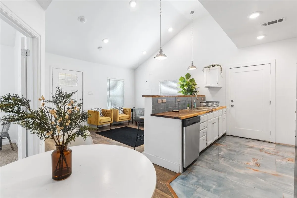 Single Family Residence For Rent in Dallas County , 2635 Carpenter Avenue, Dallas, Texas 75215, 3 Bedroom, 2 Bathroom, Garage spaces, 1,045 Sqft, built in 1935, mls#21359640, Real Estate Agent in Dallas, Homes For Rent in Dallas county, Homes For Rent in Dallas, Realtor in Dallas Texas, Real Estate Brokerage Independent Realty Texas, Luminita Cordes Realtor