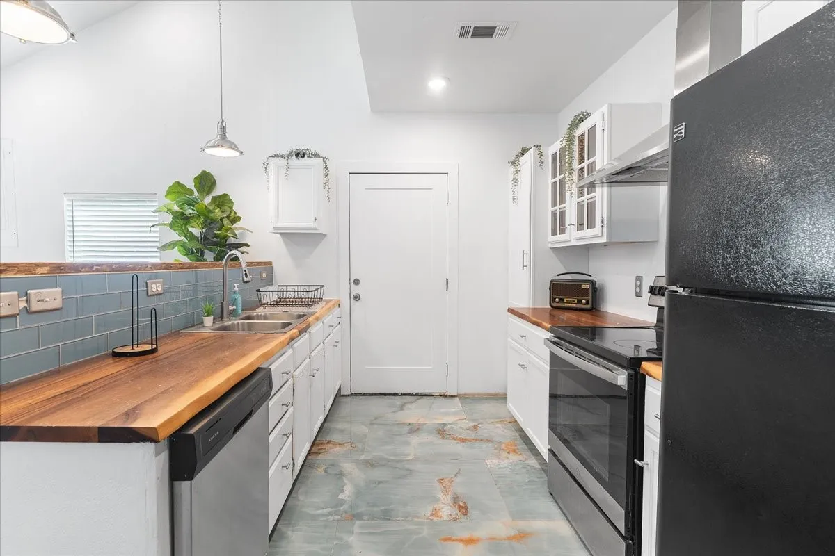 Single Family Residence For Rent in Dallas County , 2635 Carpenter Avenue, Dallas, Texas 75215, 3 Bedroom, 2 Bathroom, Garage spaces, 1,045 Sqft, built in 1935, mls#21359640, Real Estate Agent in Dallas, Homes For Rent in Dallas county, Homes For Rent in Dallas, Realtor in Dallas Texas, Real Estate Brokerage Independent Realty Texas, Luminita Cordes Realtor