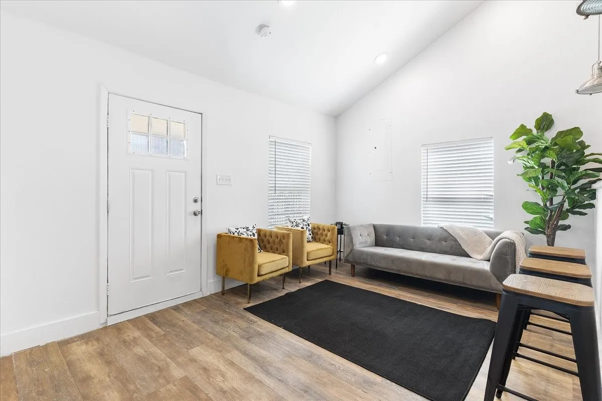Single Family Residence For Rent in Dallas County , 2635 Carpenter Avenue, Dallas, Texas 75215, 3 Bedroom, 2 Bathroom, Garage spaces, 1,045 Sqft, built in 1935, mls#21359640, Real Estate Agent in Dallas, Homes For Rent in Dallas county, Homes For Rent in Dallas, Realtor in Dallas Texas, Real Estate Brokerage Independent Realty Texas, Luminita Cordes Realtor