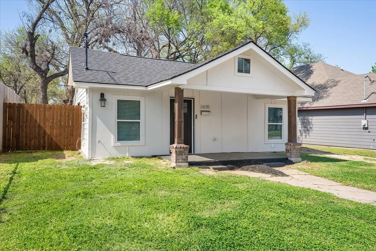 Single Family Residence For Rent in Dallas County , 2635 Carpenter Avenue, Dallas, Texas 75215, 3 Bedroom, 2 Bathroom, Garage spaces, 1,045 Sqft, built in 1935, mls#21359640, Real Estate Agent in Dallas, Homes For Rent in Dallas county, Homes For Rent in Dallas, Realtor in Dallas Texas, Real Estate Brokerage Independent Realty Texas, Luminita Cordes Realtor