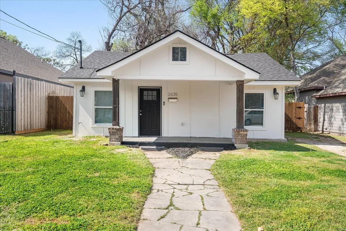 Single Family Residence For Rent in Dallas County , 2635 Carpenter Avenue, Dallas, Texas 75215, 3 Bedroom, 2 Bathroom, Garage spaces, 1,045 Sqft, built in 1935, mls#21359640, Real Estate Agent in Dallas, Homes For Rent in Dallas county, Homes For Rent in Dallas, Realtor in Dallas Texas, Real Estate Brokerage Independent Realty Texas, Luminita Cordes Realtor