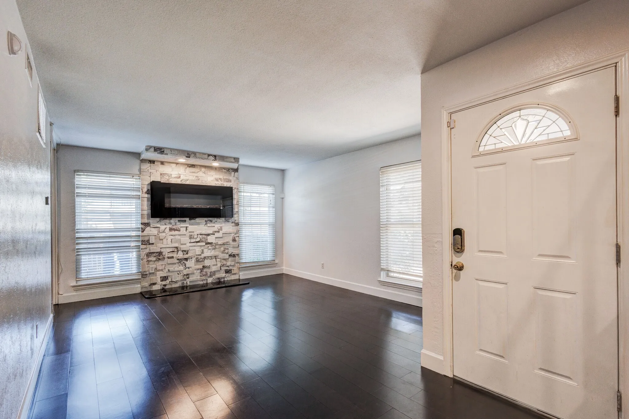Single Family Residence For Rent in Dallas County , 1714 Place One Lane, Garland, Texas 75042, 4 Bedroom, 2 Bathroom, 2 Garage spaces, 1,950 Sqft, built in 1976, mls#21353851, Real Estate Agent in Garland, Homes For Rent in Dallas county, Homes For Rent in Garland, Realtor in Garland Texas, Real Estate Brokerage Independent Realty Texas, Luminita Cordes Realtor