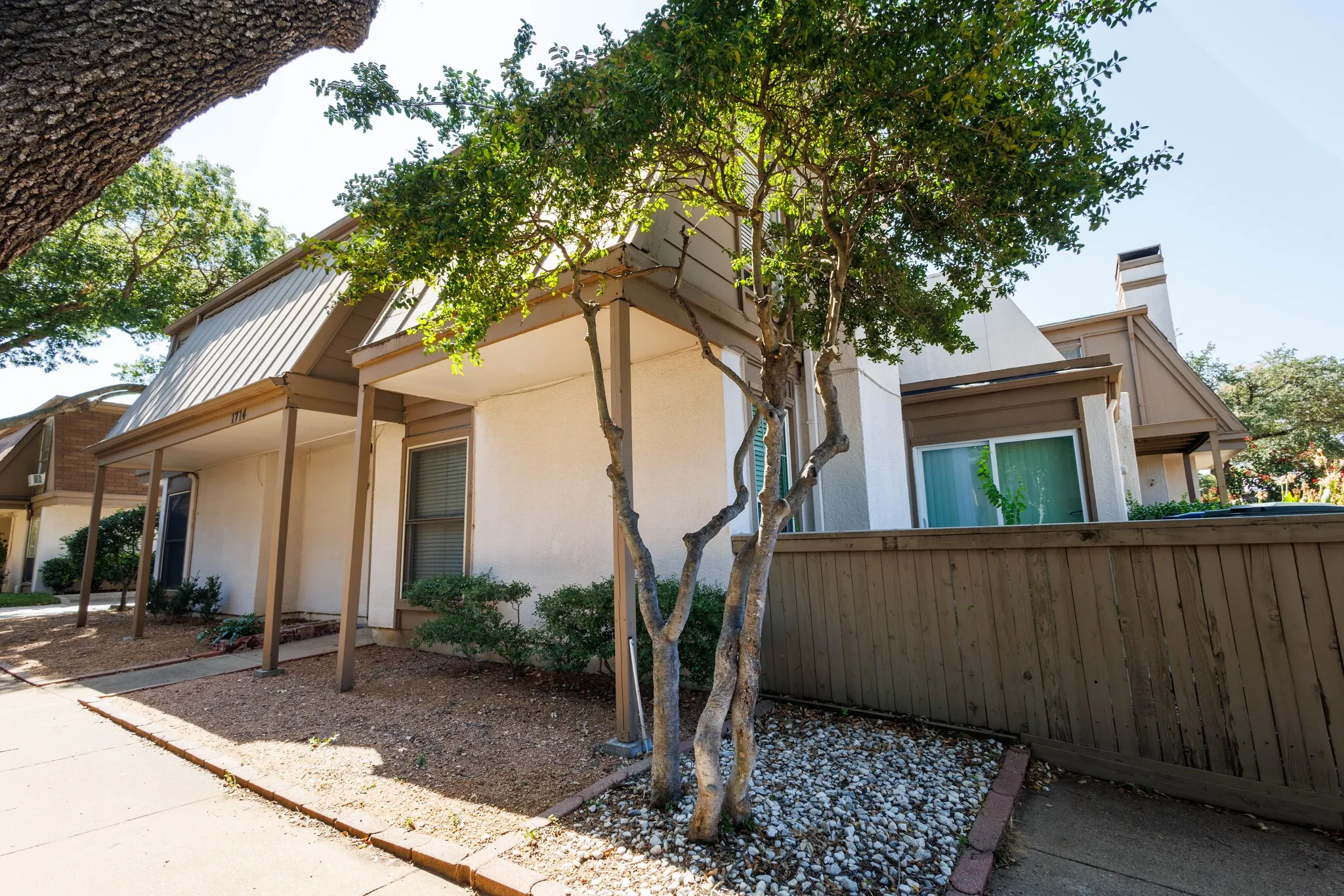 Single Family Residence For Rent in Dallas County , 1714 Place One Lane, Garland, Texas 75042, 4 Bedroom, 2 Bathroom, 2 Garage spaces, 1,950 Sqft, built in 1976, mls#21353851, Real Estate Agent in Garland, Homes For Rent in Dallas county, Homes For Rent in Garland, Realtor in Garland Texas, Real Estate Brokerage Independent Realty Texas, Luminita Cordes Realtor