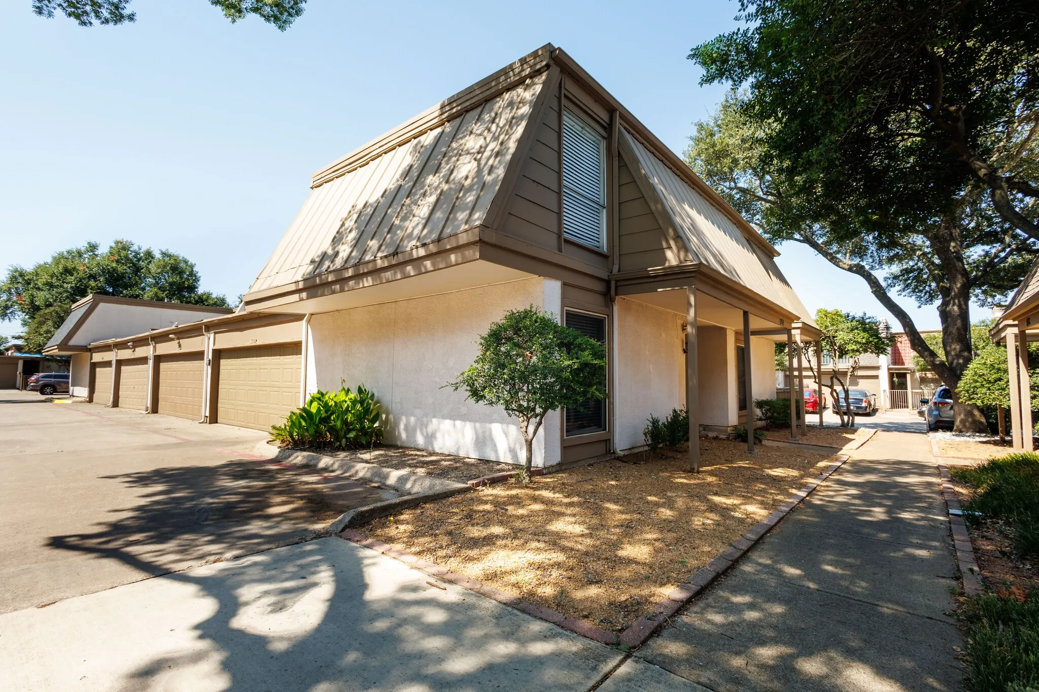 Single Family Residence For Rent in Dallas County , 1714 Place One Lane, Garland, Texas 75042, 4 Bedroom, 2 Bathroom, 2 Garage spaces, 1,950 Sqft, built in 1976, mls#21353851, Real Estate Agent in Garland, Homes For Rent in Dallas county, Homes For Rent in Garland, Realtor in Garland Texas, Real Estate Brokerage Independent Realty Texas, Luminita Cordes Realtor