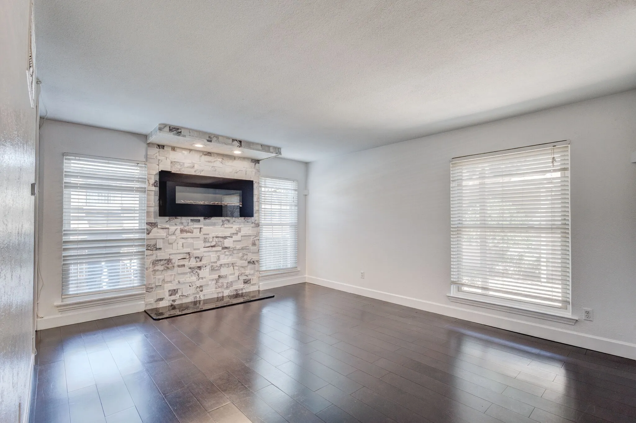 Single Family Residence For Rent in Dallas County , 1714 Place One Lane, Garland, Texas 75042, 4 Bedroom, 2 Bathroom, 2 Garage spaces, 1,950 Sqft, built in 1976, mls#21353851, Real Estate Agent in Garland, Homes For Rent in Dallas county, Homes For Rent in Garland, Realtor in Garland Texas, Real Estate Brokerage Independent Realty Texas, Luminita Cordes Realtor