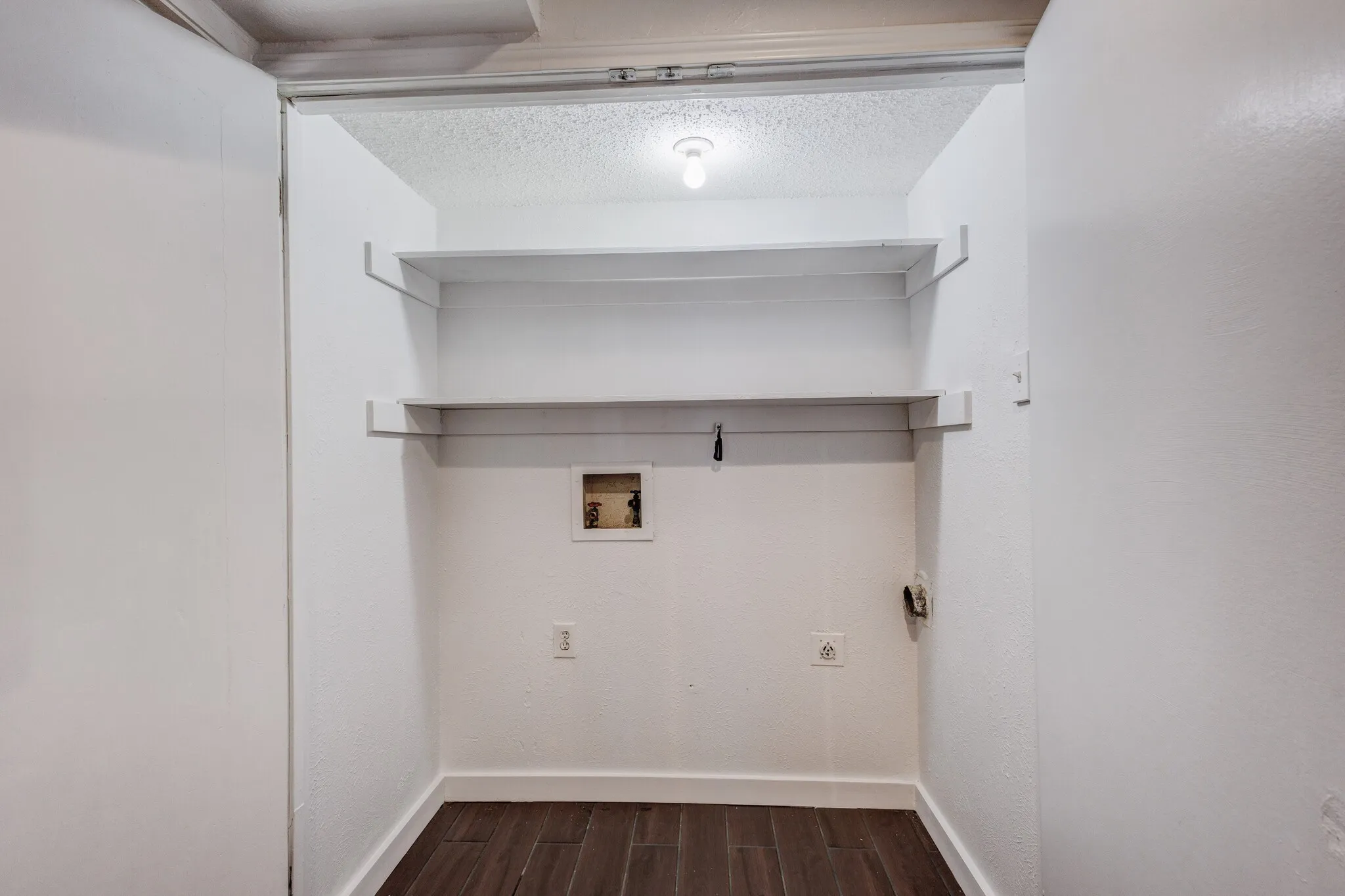 Single Family Residence For Rent in Dallas County , 1714 Place One Lane, Garland, Texas 75042, 4 Bedroom, 2 Bathroom, 2 Garage spaces, 1,950 Sqft, built in 1976, mls#21353851, Real Estate Agent in Garland, Homes For Rent in Dallas county, Homes For Rent in Garland, Realtor in Garland Texas, Real Estate Brokerage Independent Realty Texas, Luminita Cordes Realtor